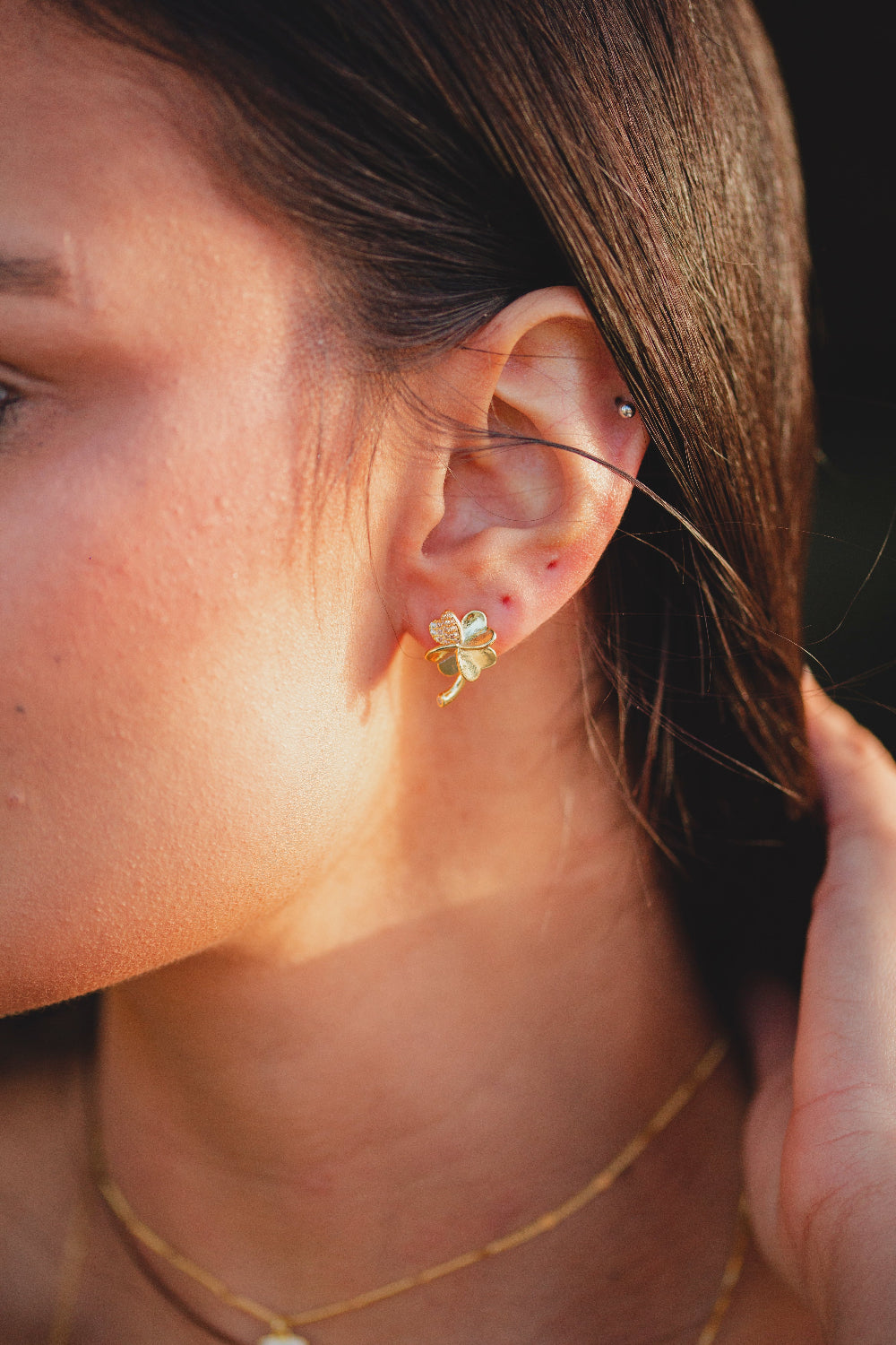 BRINCO TREVO EM CORAÇÕES FOLHEADO A OURO 18K