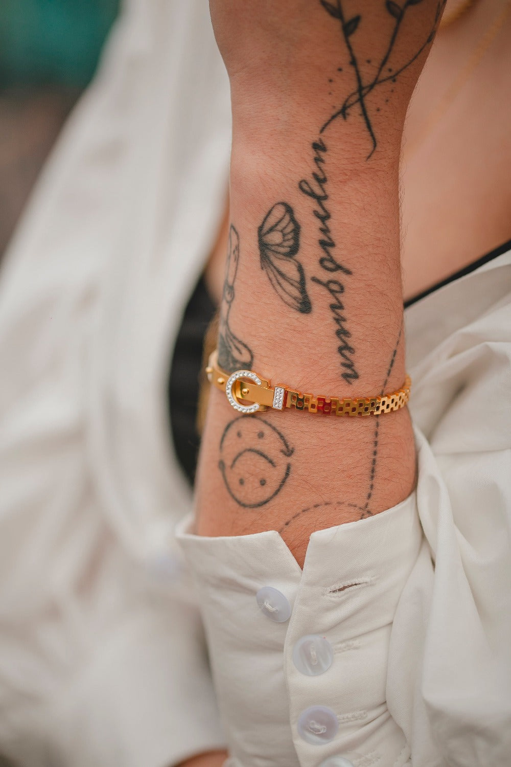 BRACELETE CINTO ESTILIZADO DOURADO EM AÇO INOX