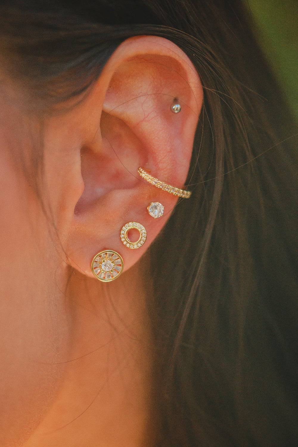 BRINCO REDONDO COM ZIRCONIA FOLHEADO A OURO 18K