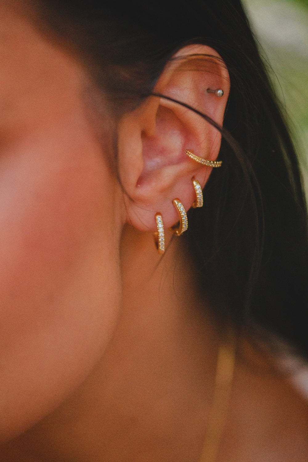 BRINCO ARGOLA CRAVEJADA COM UMA LINHA EM ZIRCONIA M FOLHEADO A OURO 18K