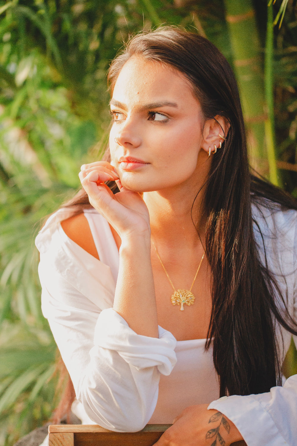 BRINCO ARGOLA CRAVEJADA COM UMA LINHA EM ZIRCONIA G FOLHEADO A OURO 18K