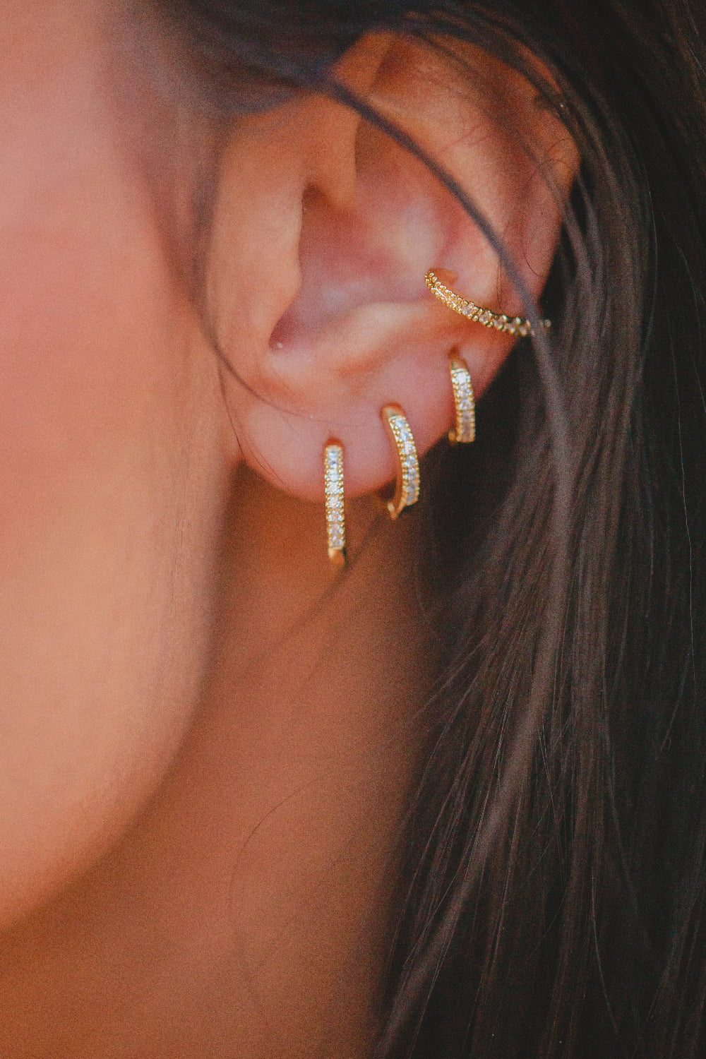 BRINCO ARGOLA CRAVEJADA COM UMA LINHA EM ZIRCONIA G FOLHEADO A OURO 18K