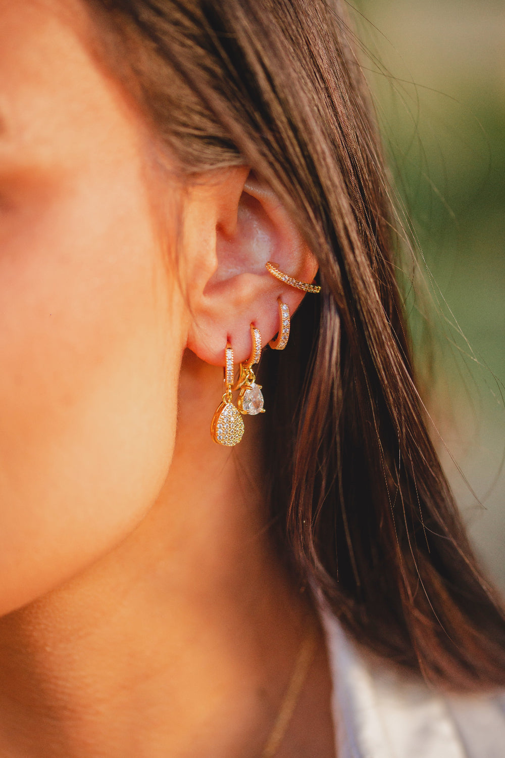 BRINCO ARGOLA COM PÊNDULO EM GOTA FOLHEADO A OURO 18K