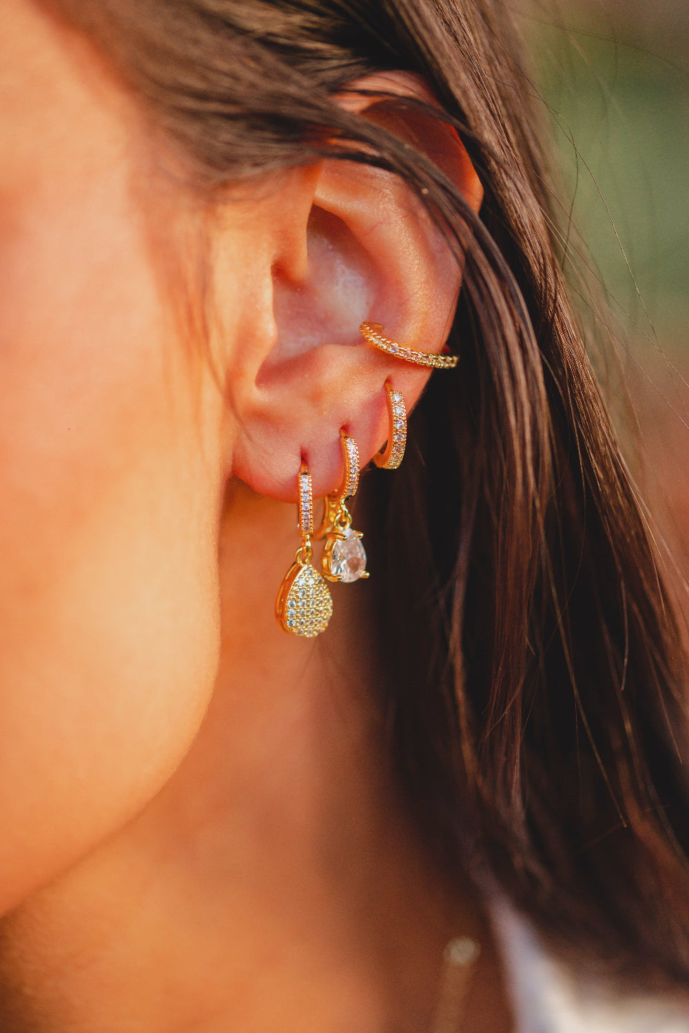 BRINCO ARGOLA COM PENDULO COM PONTO DE LUZ FOLHEADO A OURO 18K