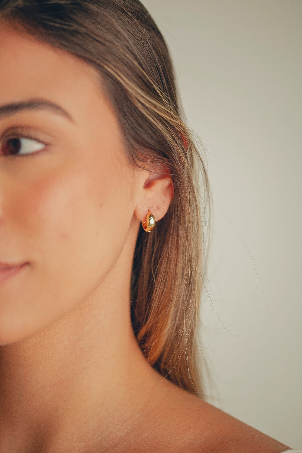 BRINCO DE ARGOLA LISA BASICA FOLHEADO A OURO 18K