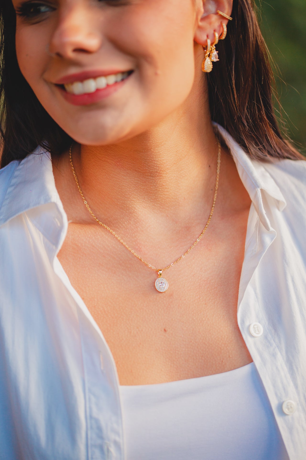 COLAR COM PINGENTE OVAL CRAVEJADO FOLHEADO A OURO 18K