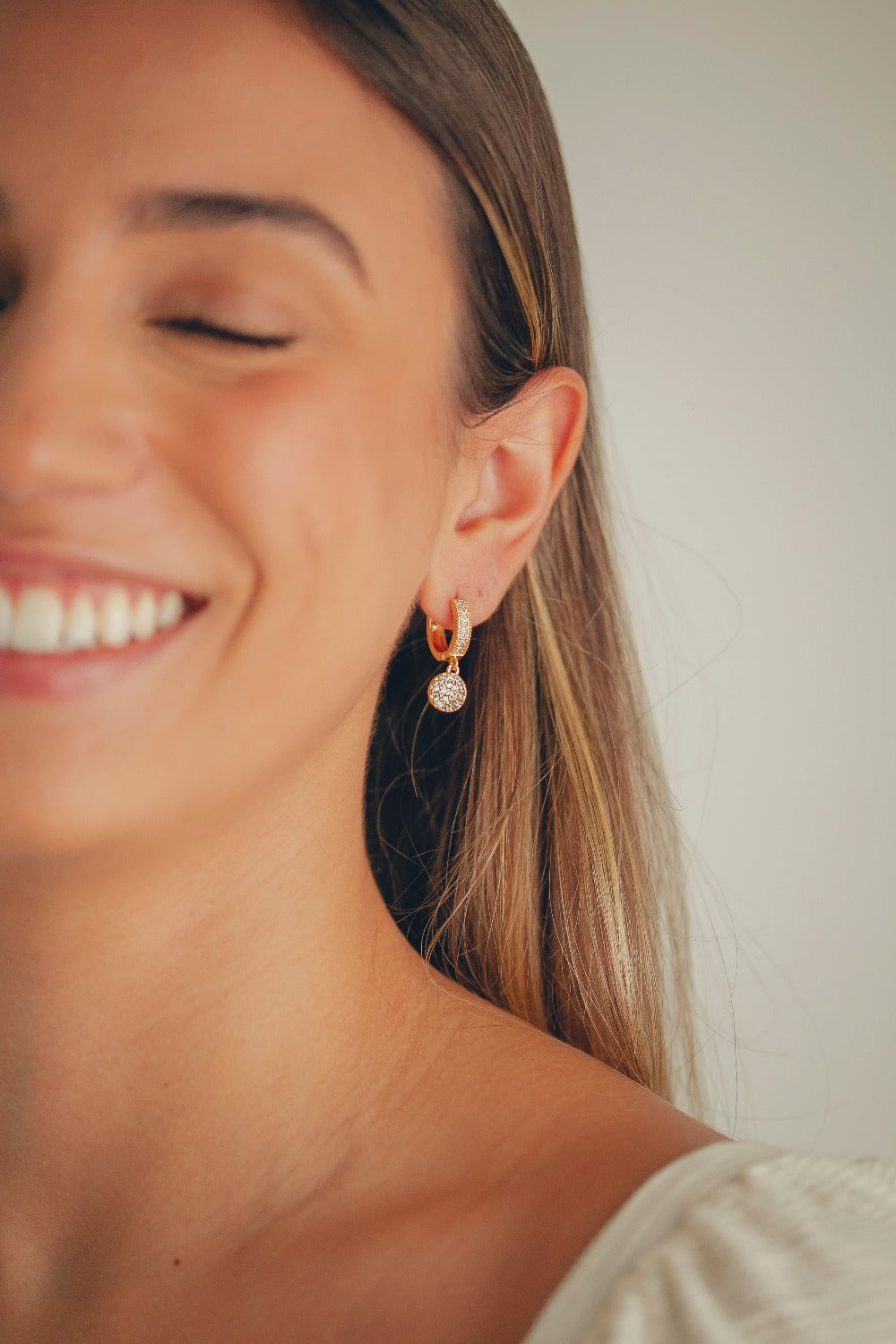BRINCO DE ARGOLA CRAVEJADA DE ZIRCONIAS COM PINGENTE FOLHEADO A OURO 18K