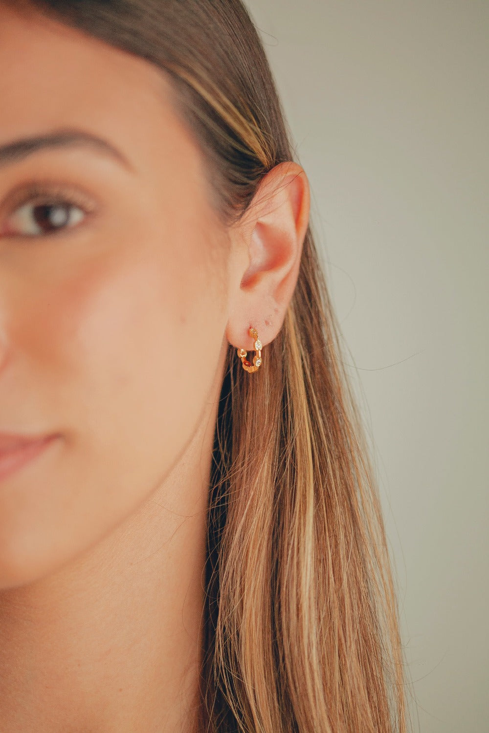 BRINCO DE ARGOLA TRABALHADA FOLHEADO A OURO 18K