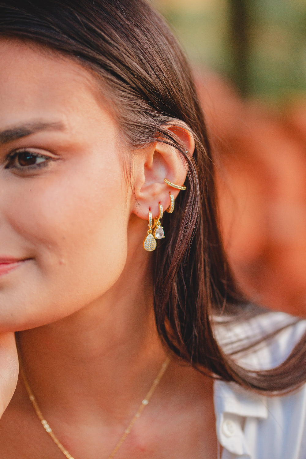 BRINCO ARGOLA COM PENDULO COM PONTO DE LUZ FOLHEADO A OURO 18K