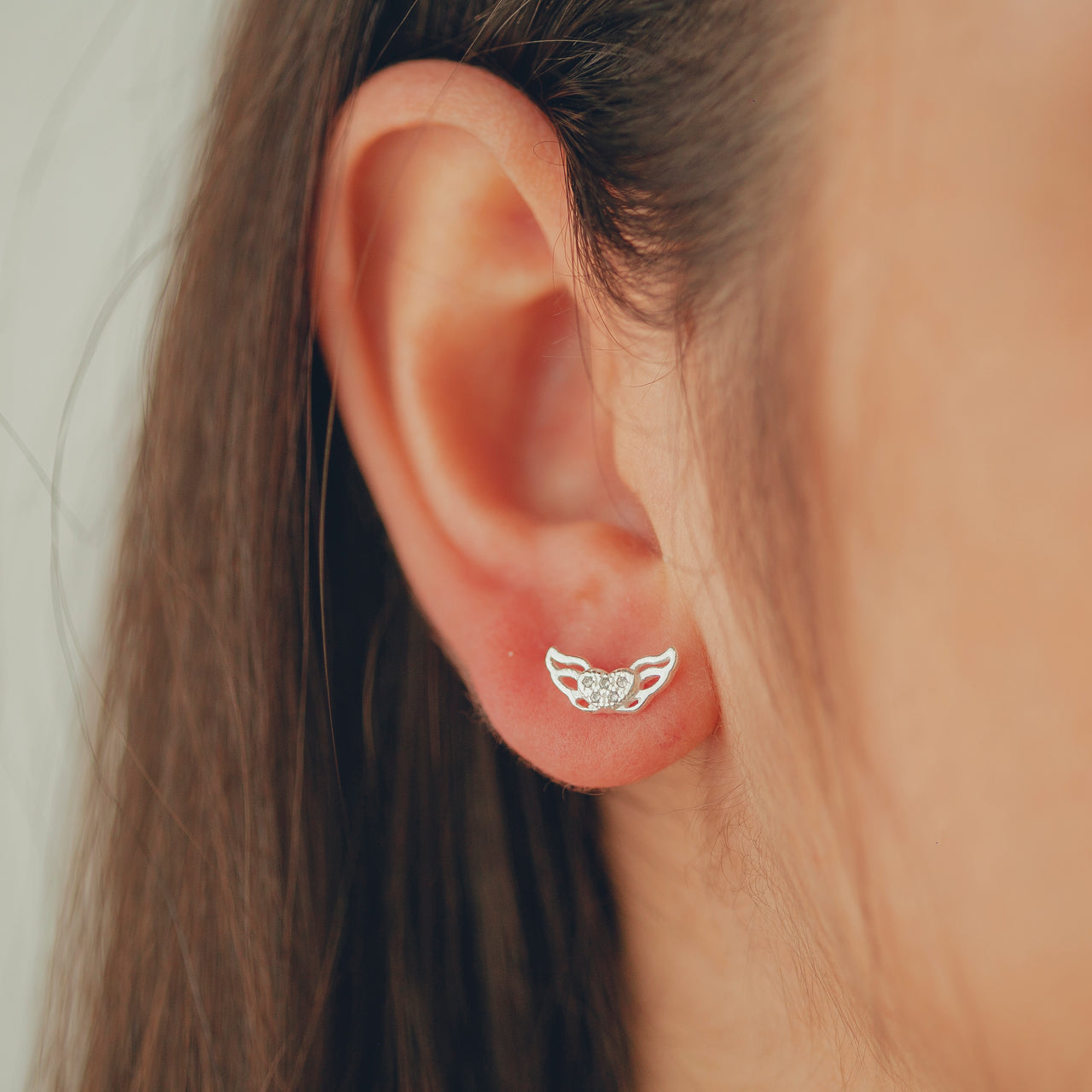 BRINCO DE PRATA ASAS COM DETALHE EM ZIRCÔNIAS