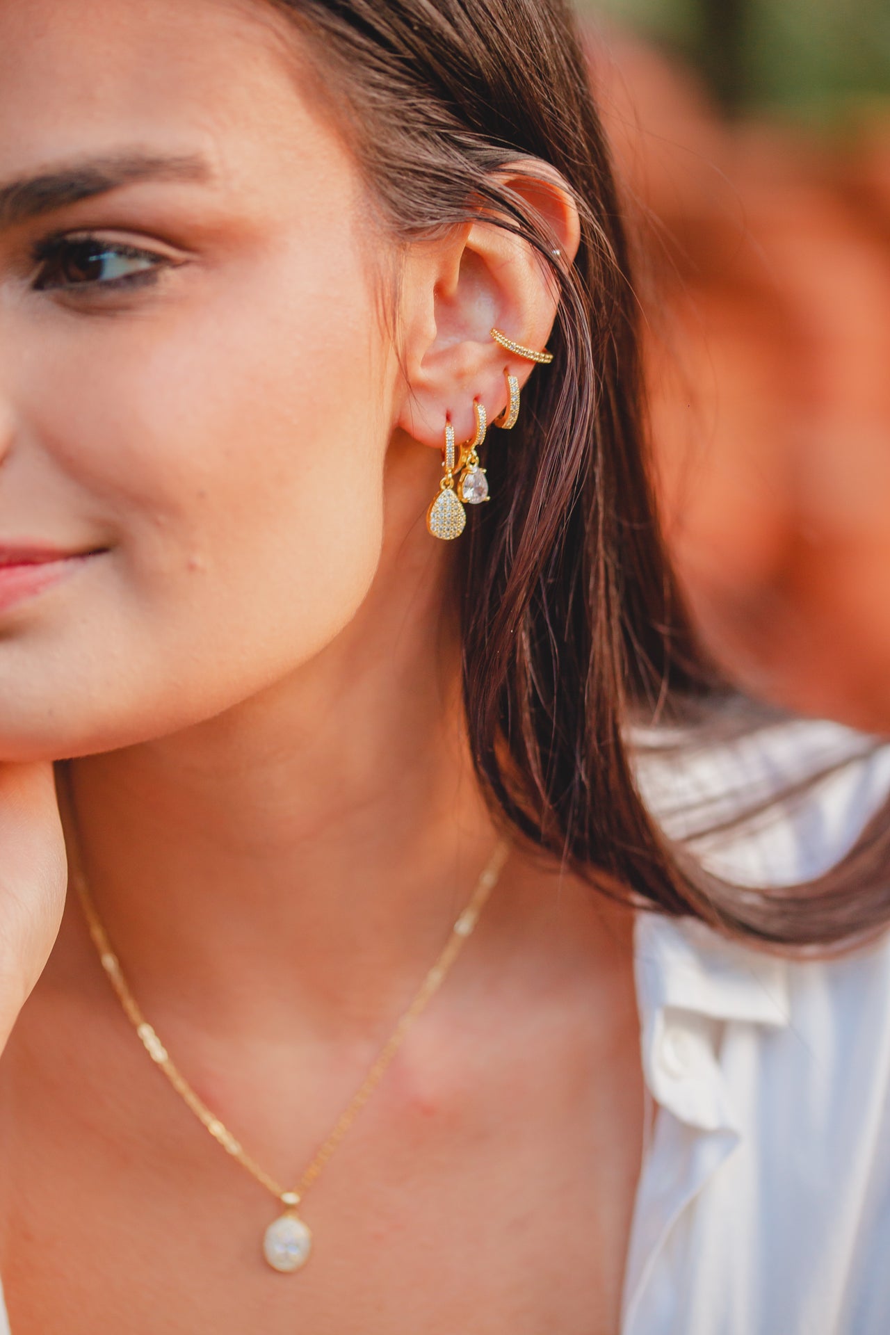 BRINCO ARGOLA COM PÊNDULO EM GOTA FOLHEADO A OURO 18K