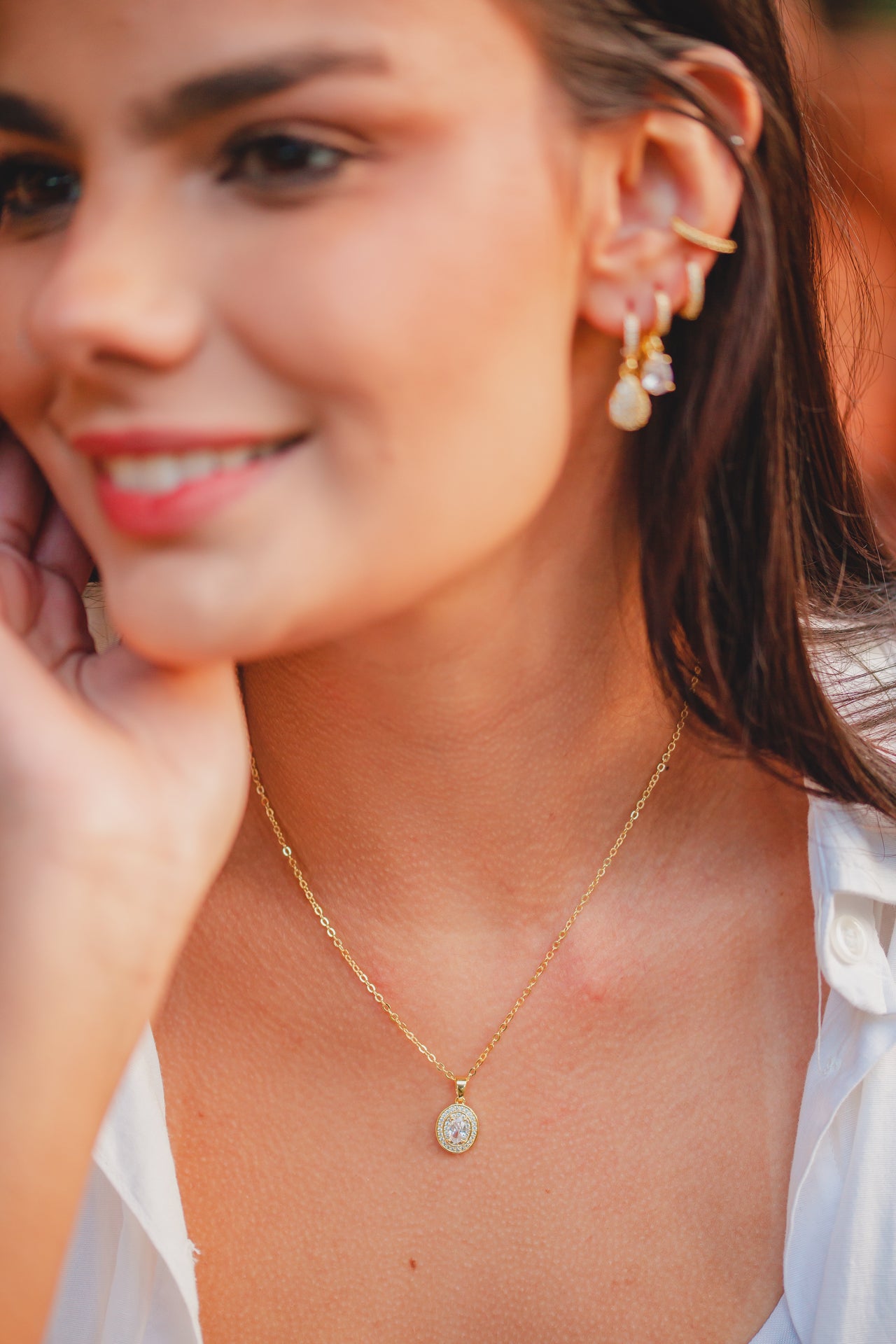 COLAR COM PINGENTE OVAL CRAVEJADO FOLHEADO A OURO 18K