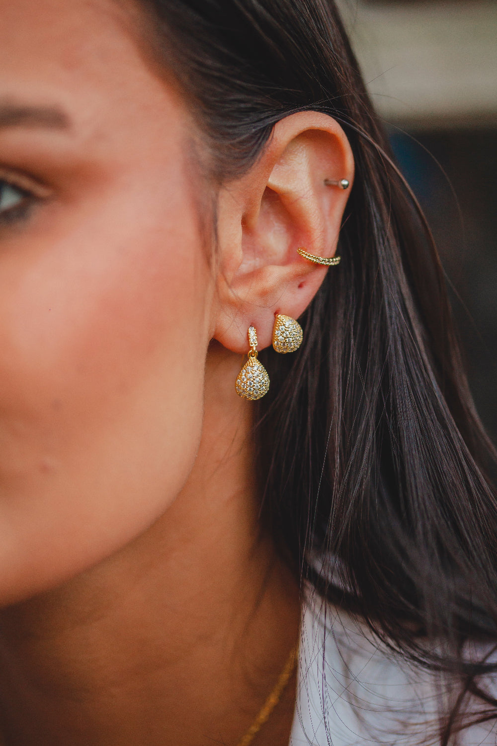 BRINCO GOTA  CRAVEJADA FOLHEADO A OURO 18K