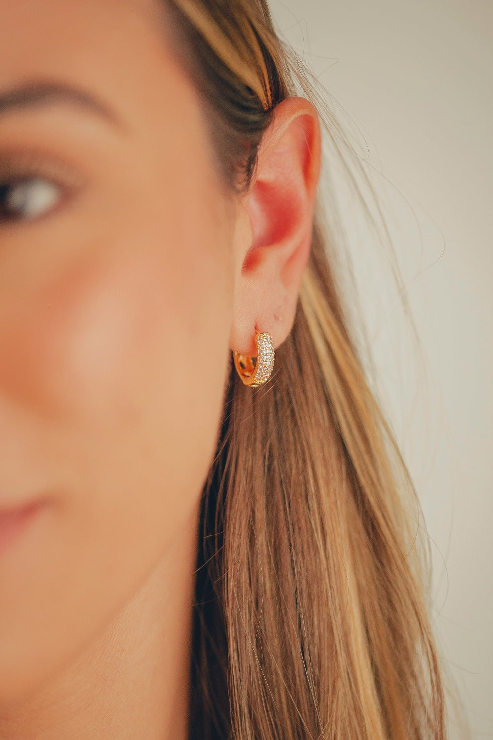 BRINCO DE ARGOLA CRAVEJADA DE ZIRCONIAS 3 FILEIRAS FOLHEADO A OURO 18K