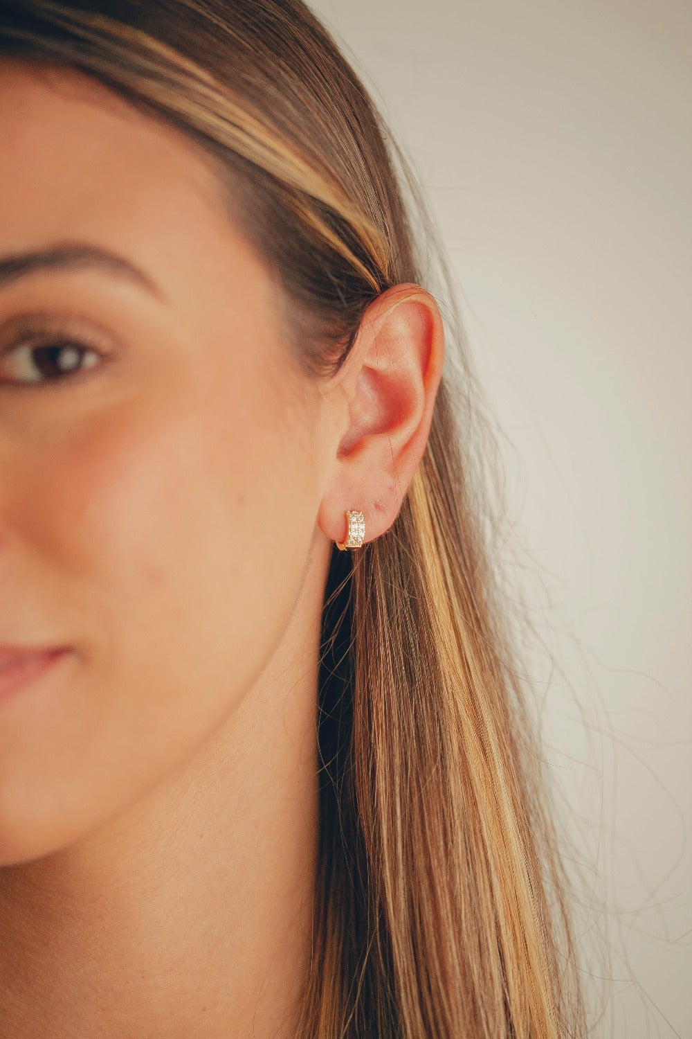 BRINCO DE ARGOLA DUAS LINHAS DE ZIRCONIA FOLHEADO A OURO 18K