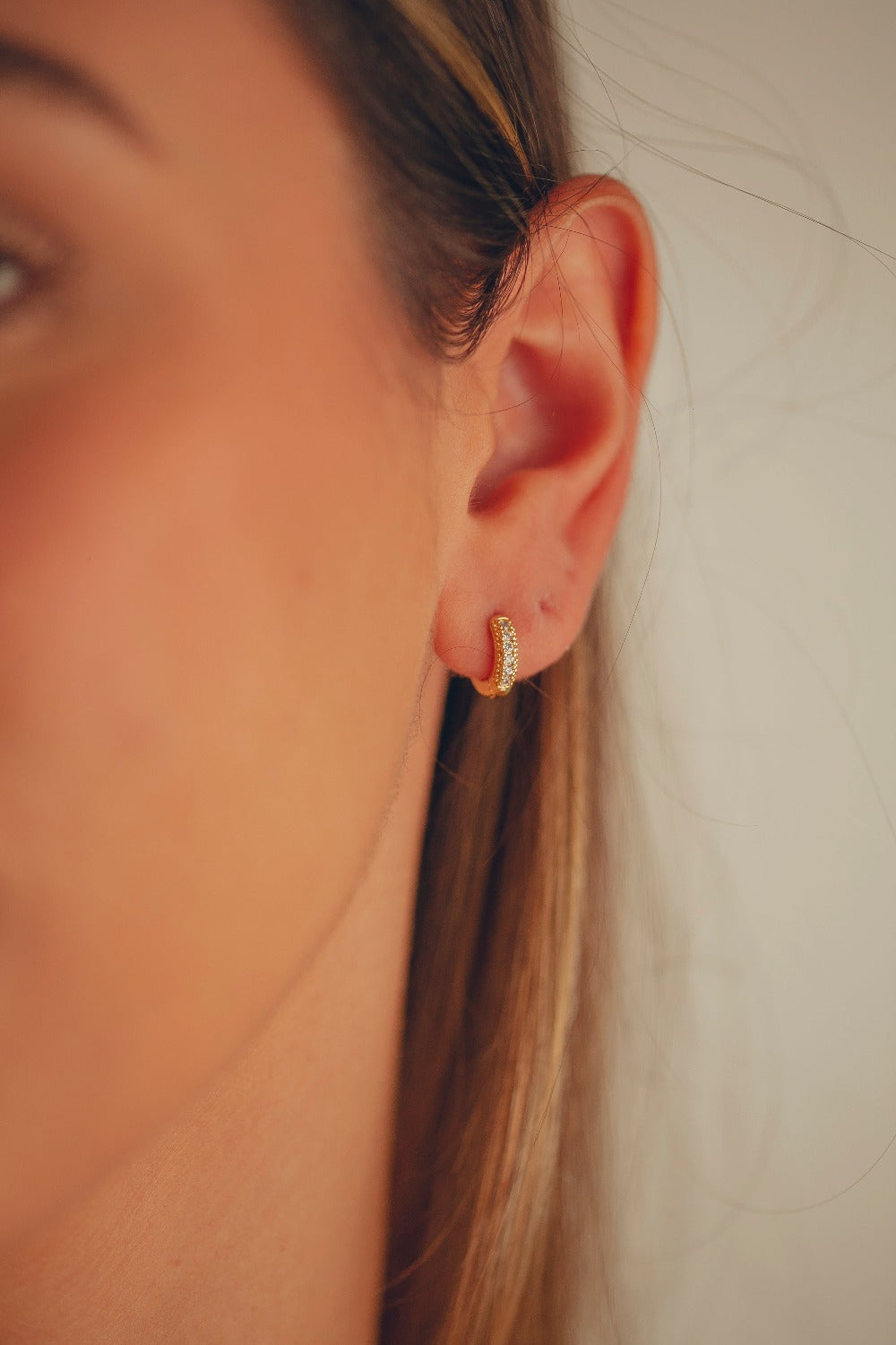 BRINCO DE ARGOLA PEQUENA COM ZIRCONIA CRISTAL
