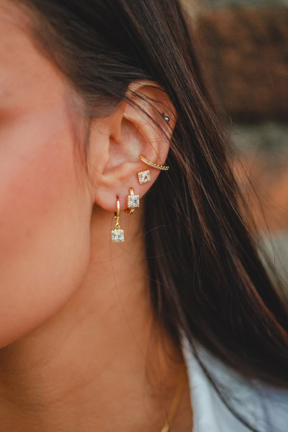 BRINCO ARGOLA COM QUADRADO EM ZIRCONIA FOLHEADO A OURO 18K