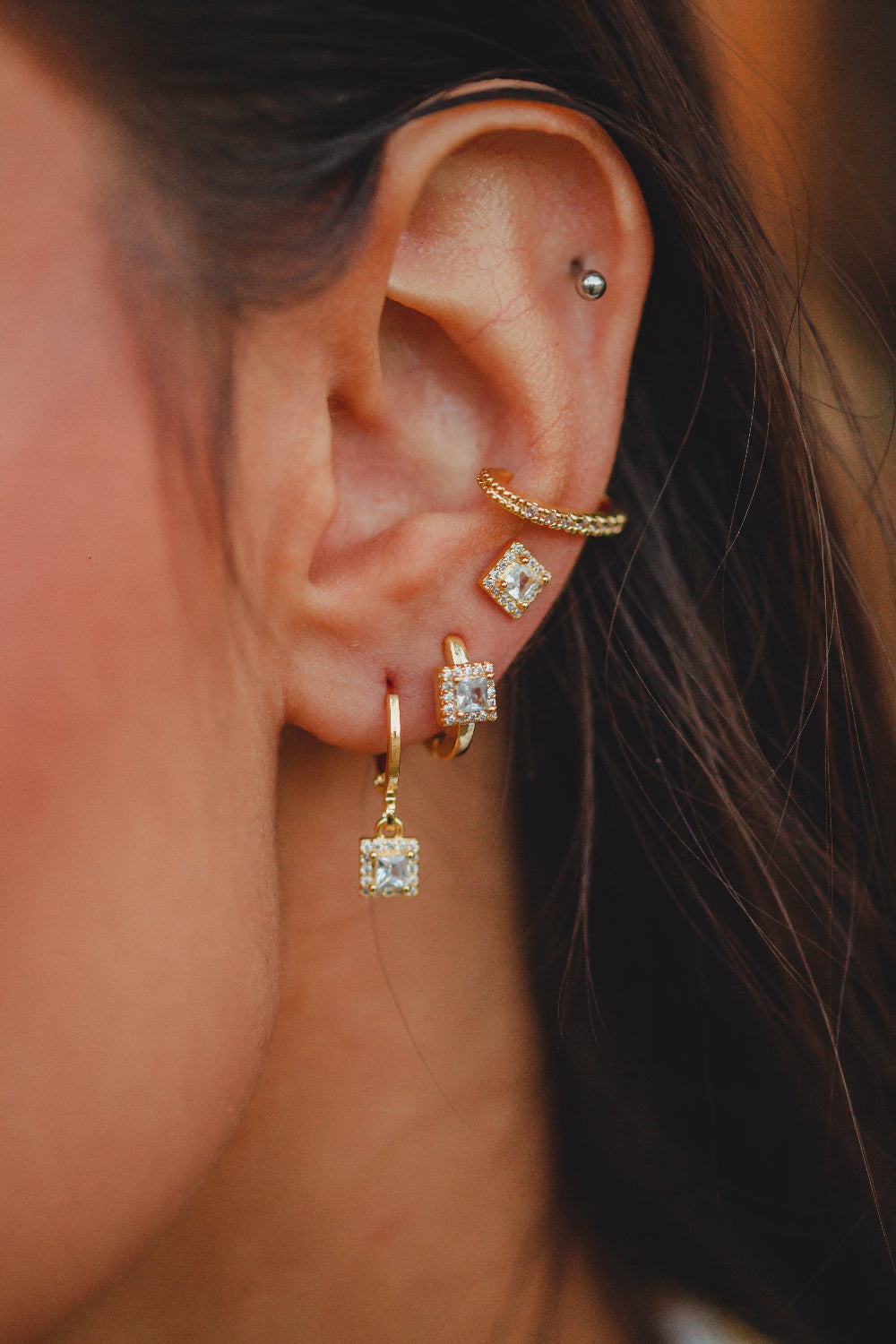 BRINCO ARGOLA COM PENDULO QUADRADO A OURO 18K