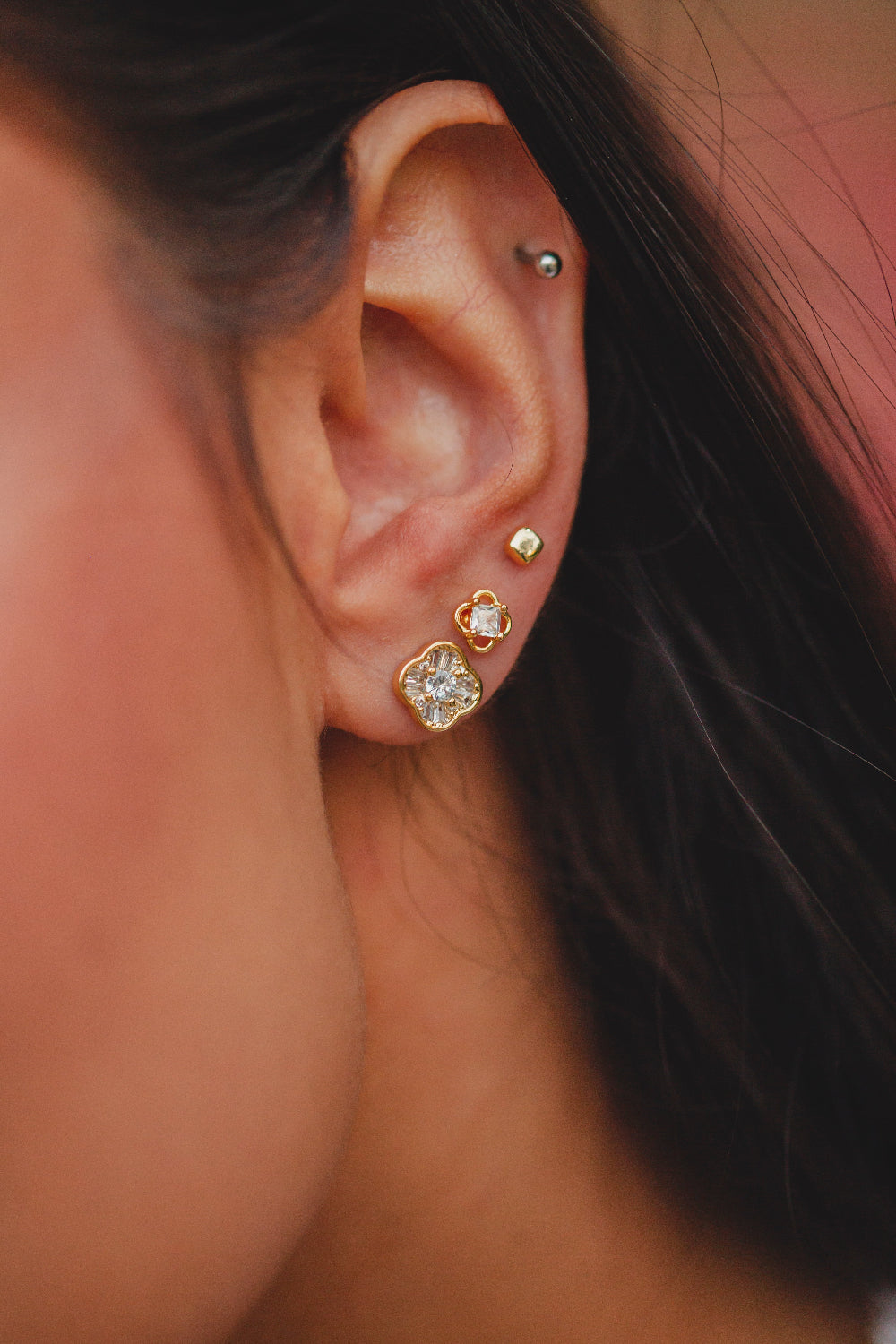 BRINCO FLOR COM ZIRCONIA FOLHEADO A OURO 18K