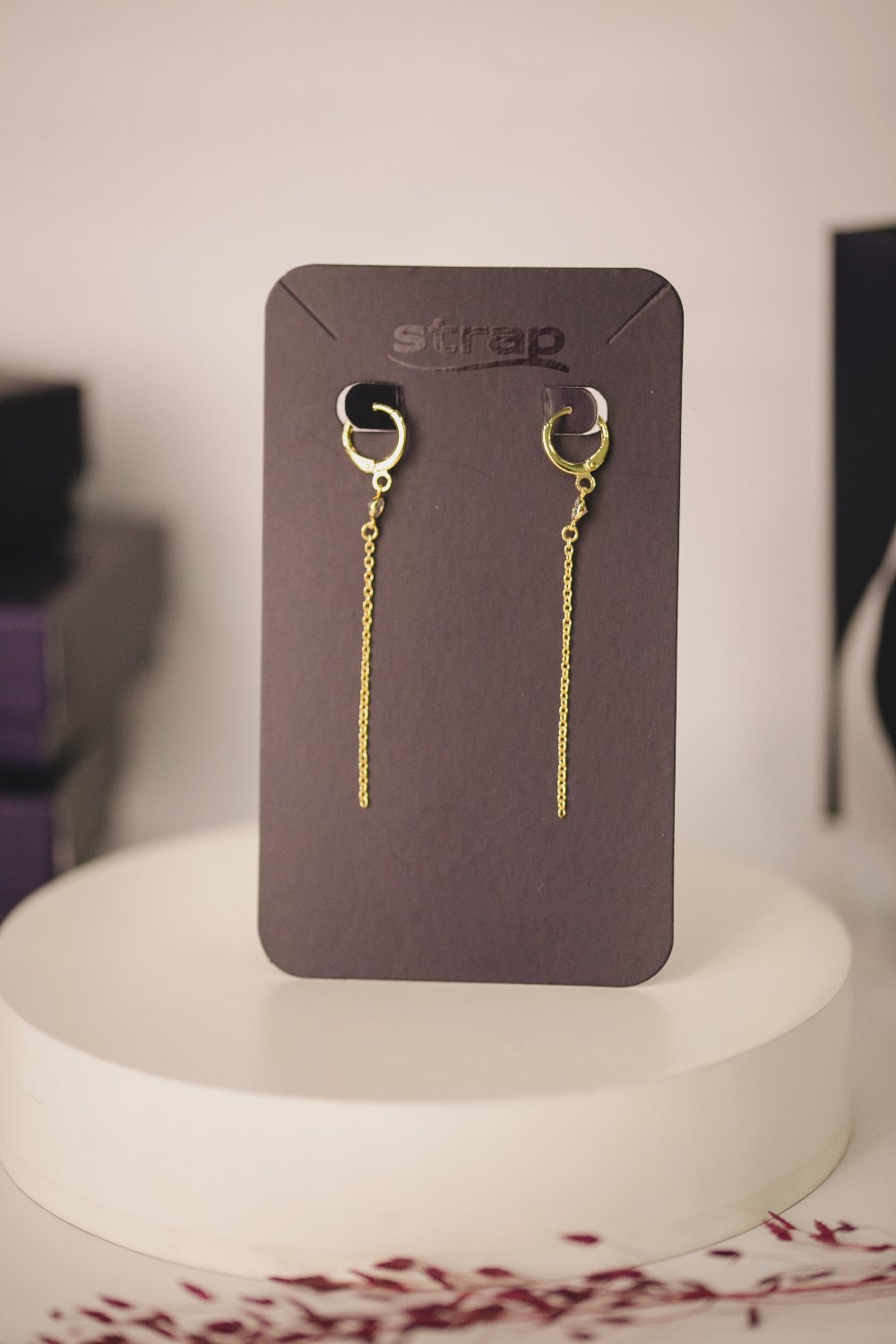 BRINCO DE ARGOLA COM CORRENTES E ZIRCÔRNIA FOLHEADO A OURO 18K