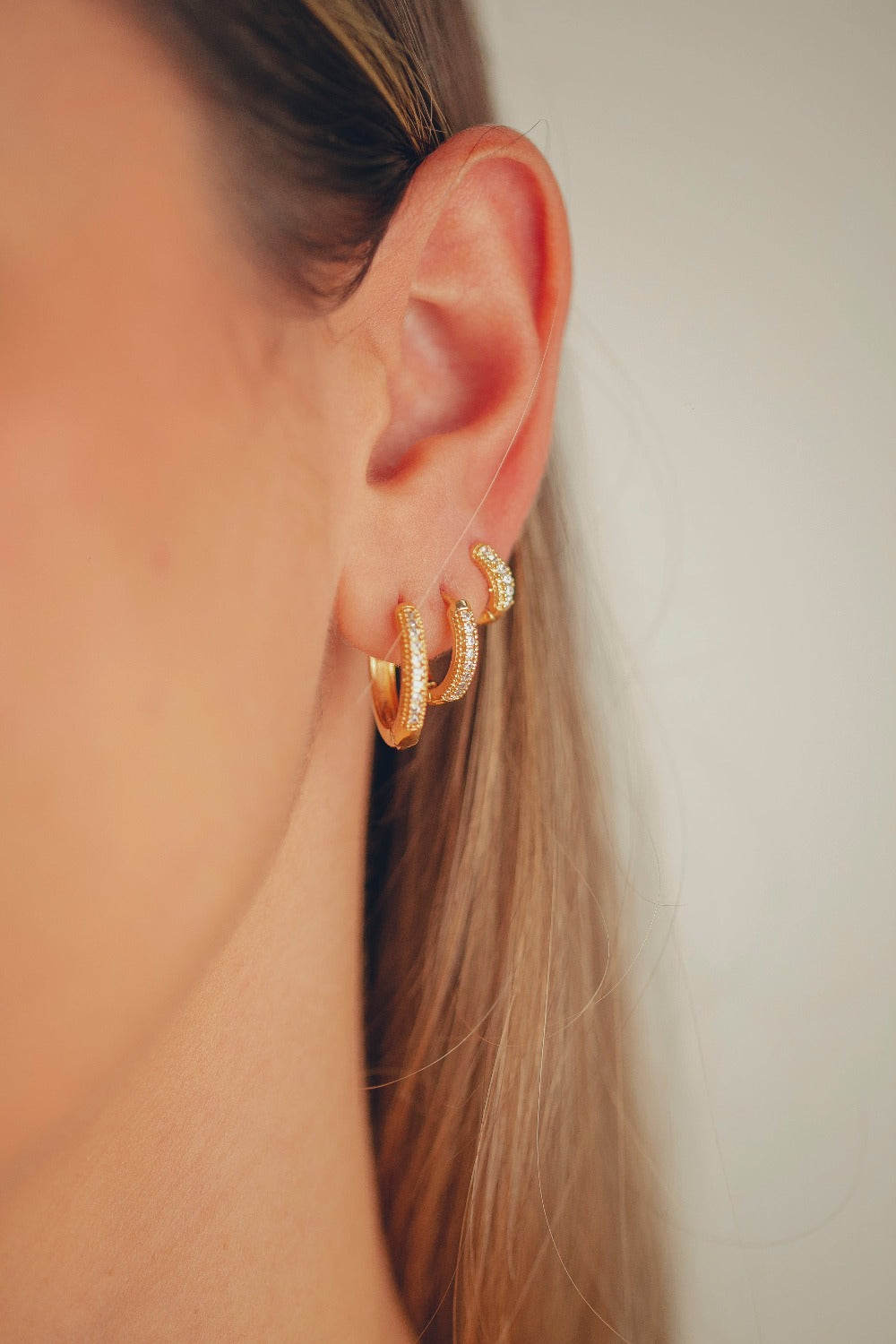 BRINCO DE ARGOLA GRANDE CRAVEJADA DE ZIRCÔNIA FOLHEADO A OURO 18K