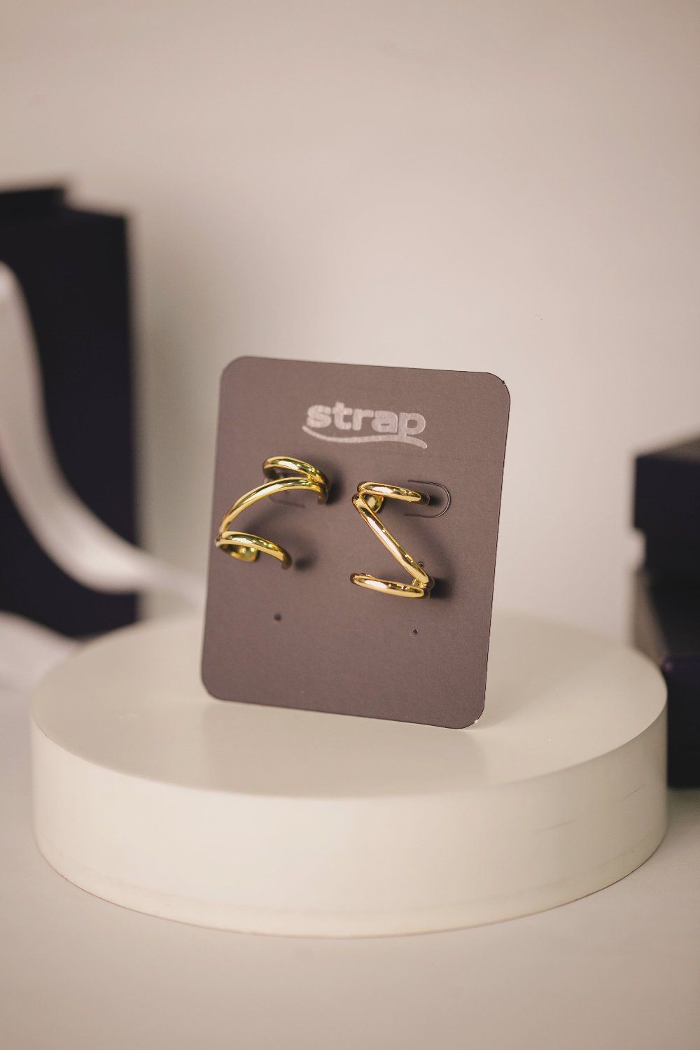 BRINCO DUPLO COM PIERCING EM FORMATO DE Z FOLHEADO A OURO 18K