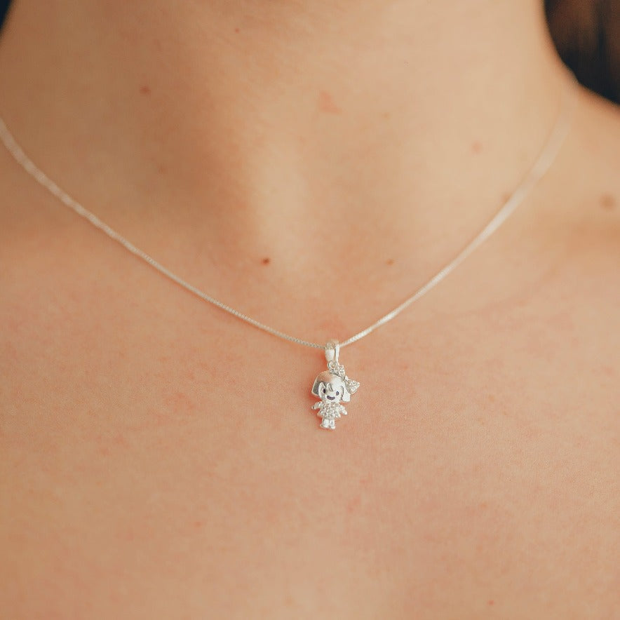 PINGENTE DE PRATA MENINA VESTIDO E LAÇO DE ZIRCONIA
