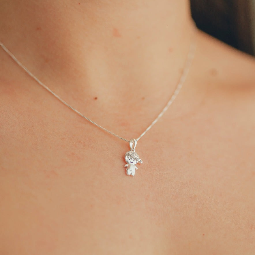 PINGENTE DE PRATA MENINO COM BONÉ DE ZIRCONIA