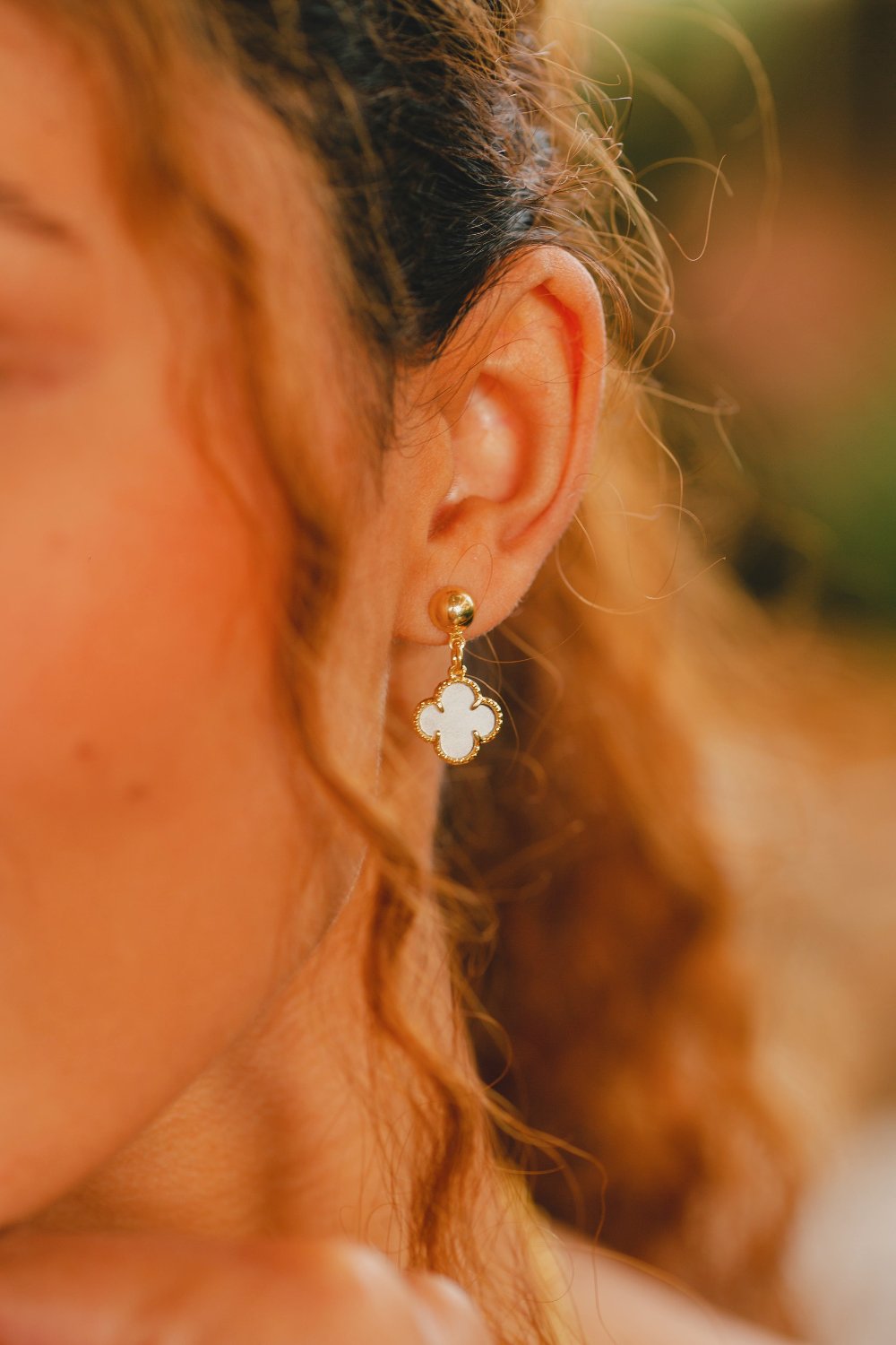 BRINCO TREVO BRANCO FOLHEADO A OURO 18K