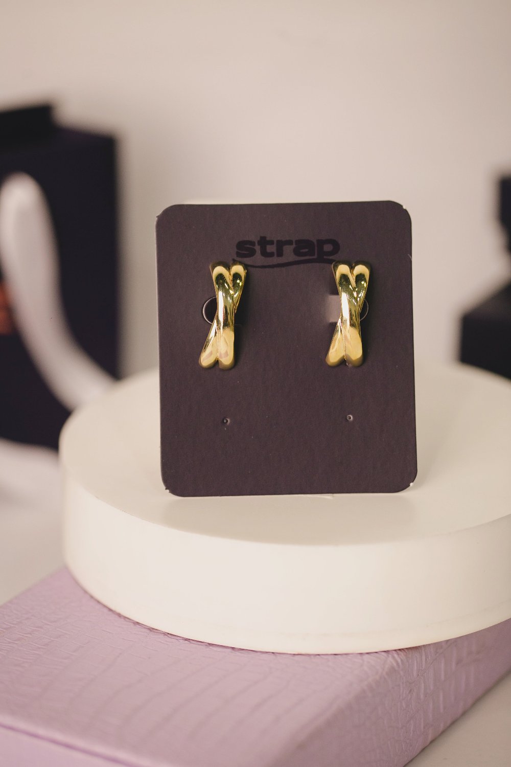 BRINCO EAR HOOK EM XIS FOLHEADO A OURO 18K