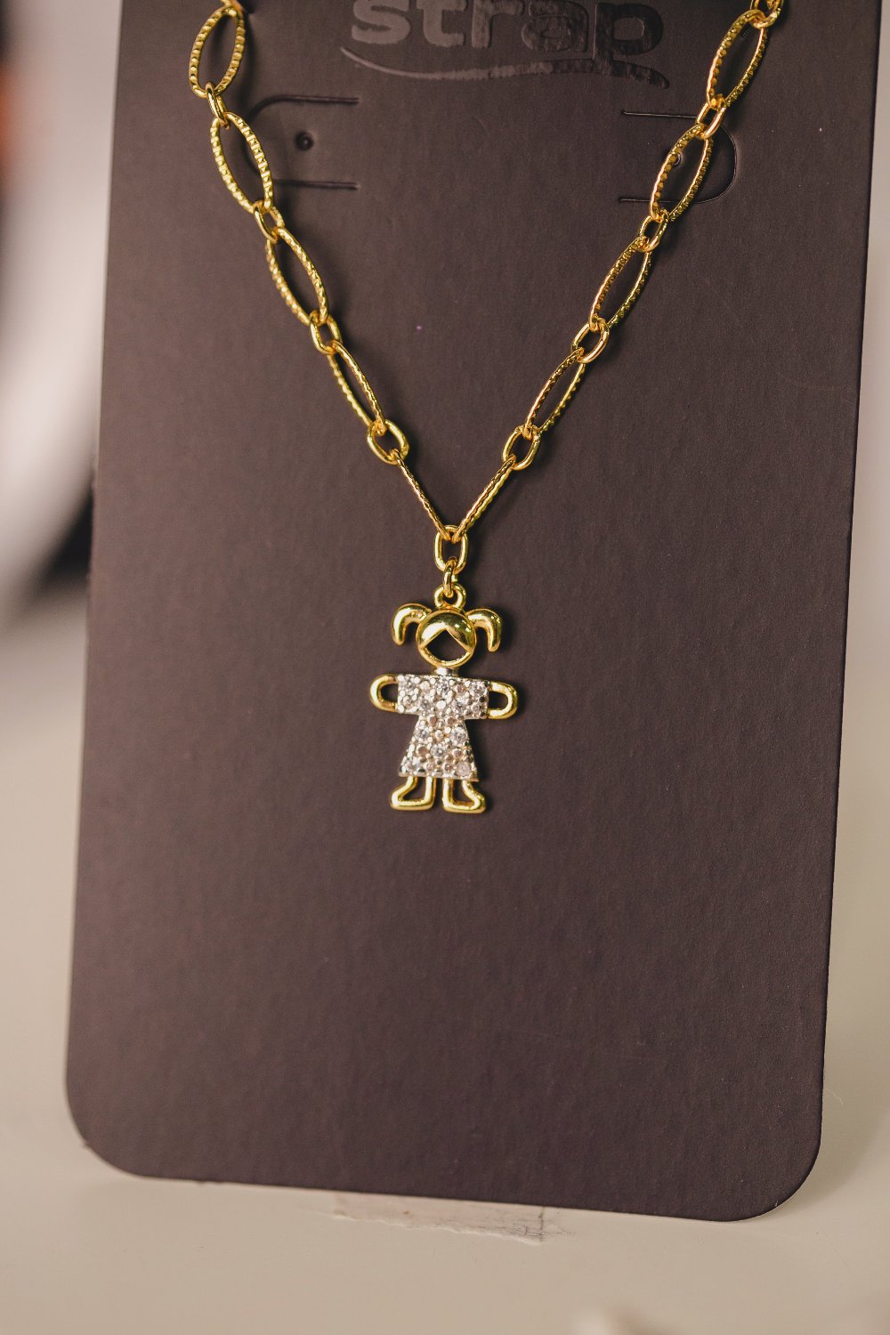 PULSEIRA COM PINGENTE DE MENINA CRAVEJADO DE ZIRCÔNIA FOLHEADO A OURO 18K