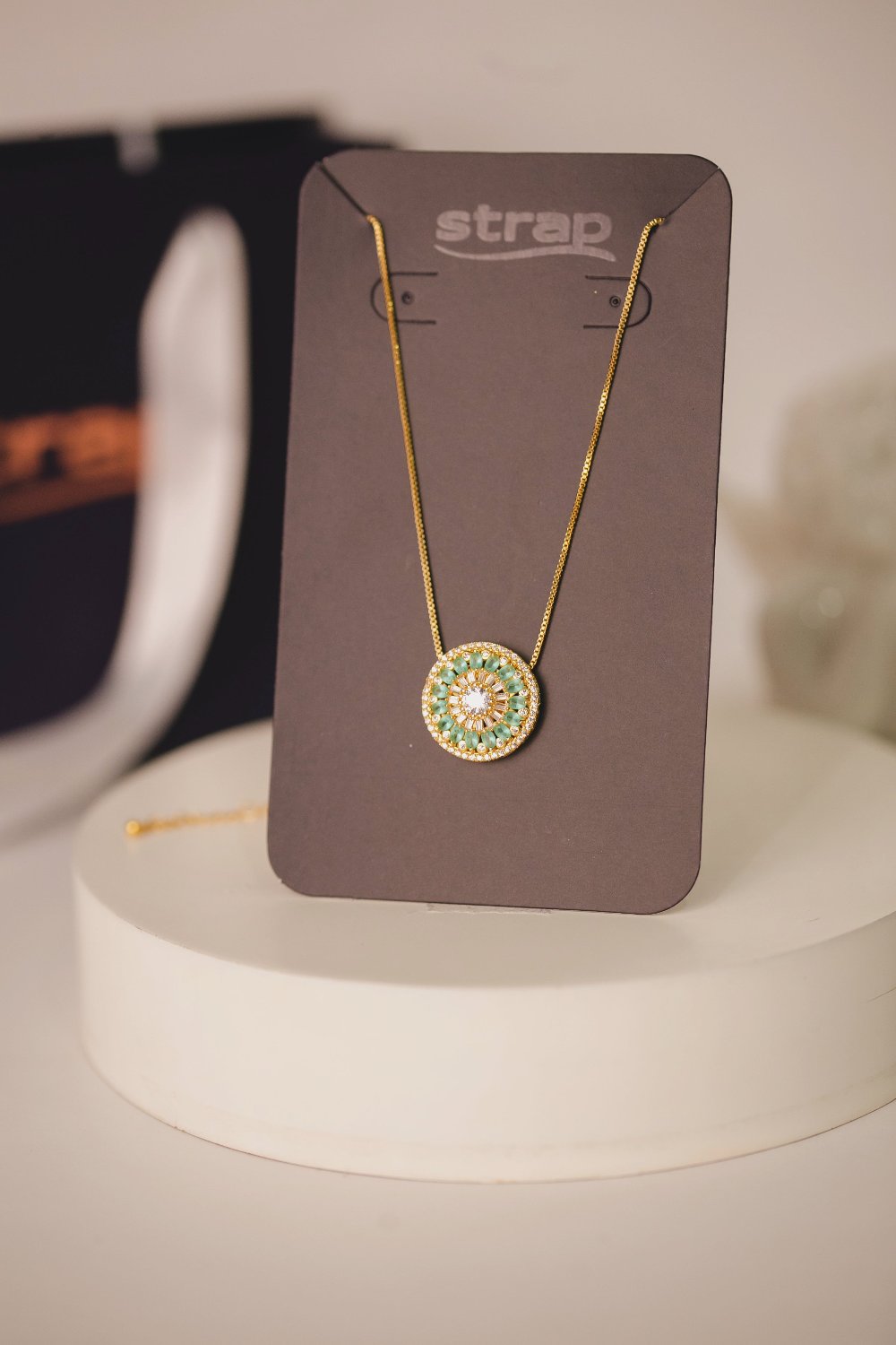 COLAR COM PINGENTE REDONDO E ZIRCONIAS VERDES  FOLHEADO A OURO 18K