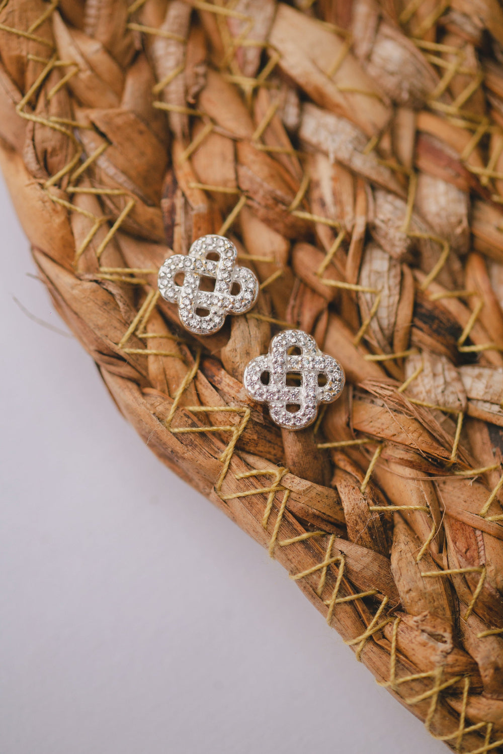 BRINCO DE PRATA 925 ELOS ENTRELAÇADOS CRAVEJADOS DE ZIRCONIA