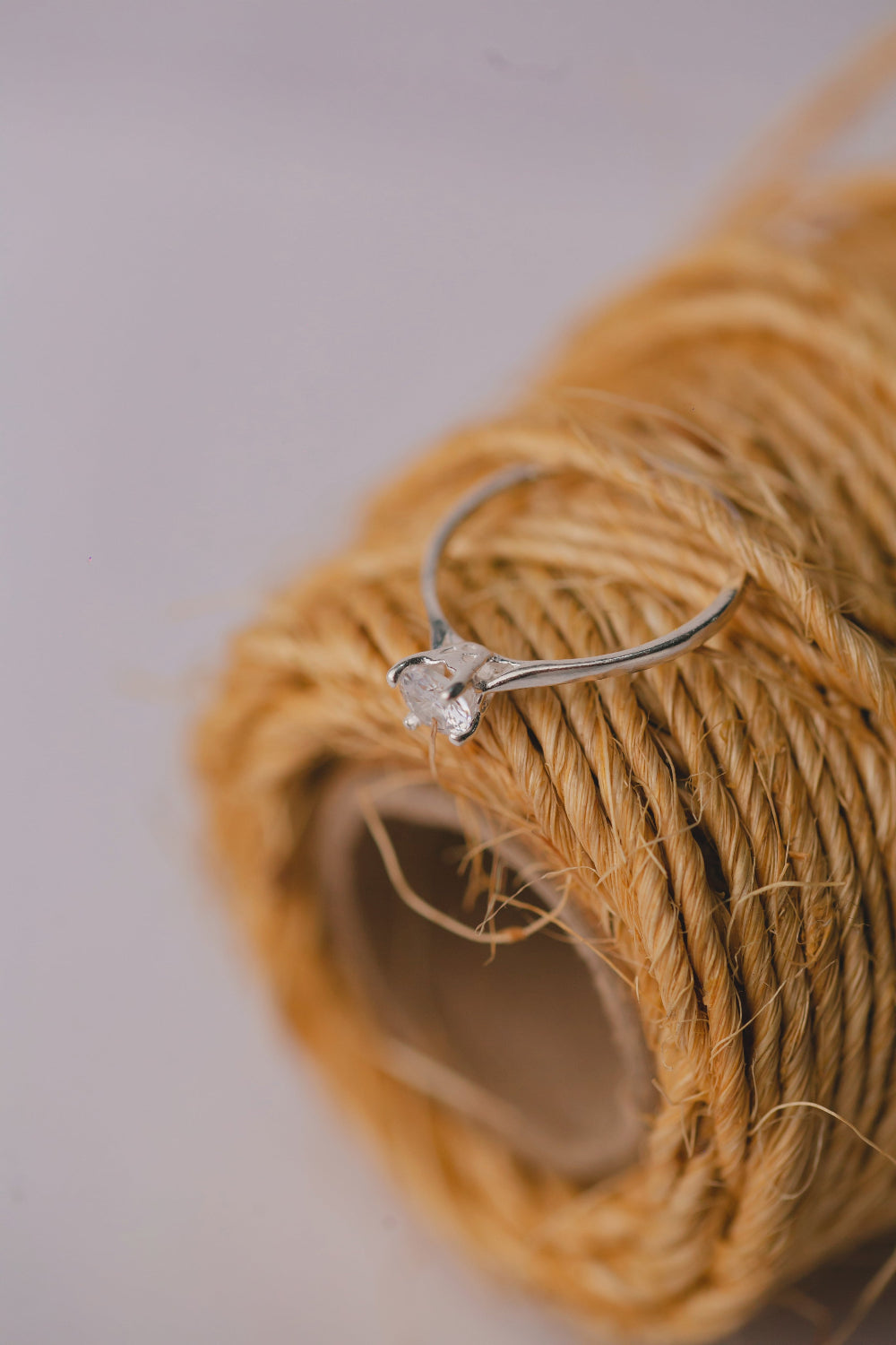 ANEL DE PRATA SOLITÁRIO COM DETALHE