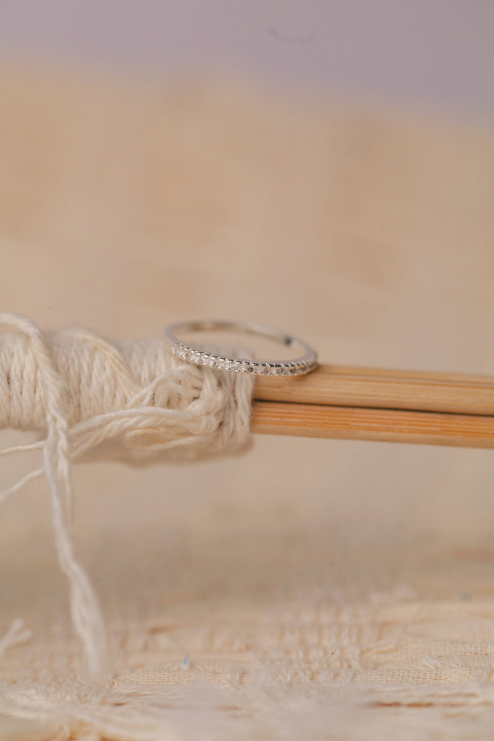 ANEL DE PRATA MEIA ALIANÇA CRAVEJADA DE ZIRCONIAS