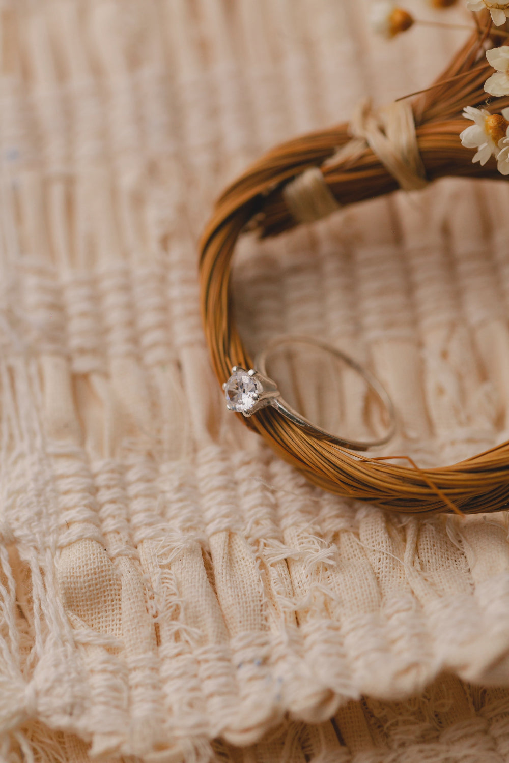 ANEL DE PRATA SOLITÁRIO COM ZIRCÔNIA GRANDE