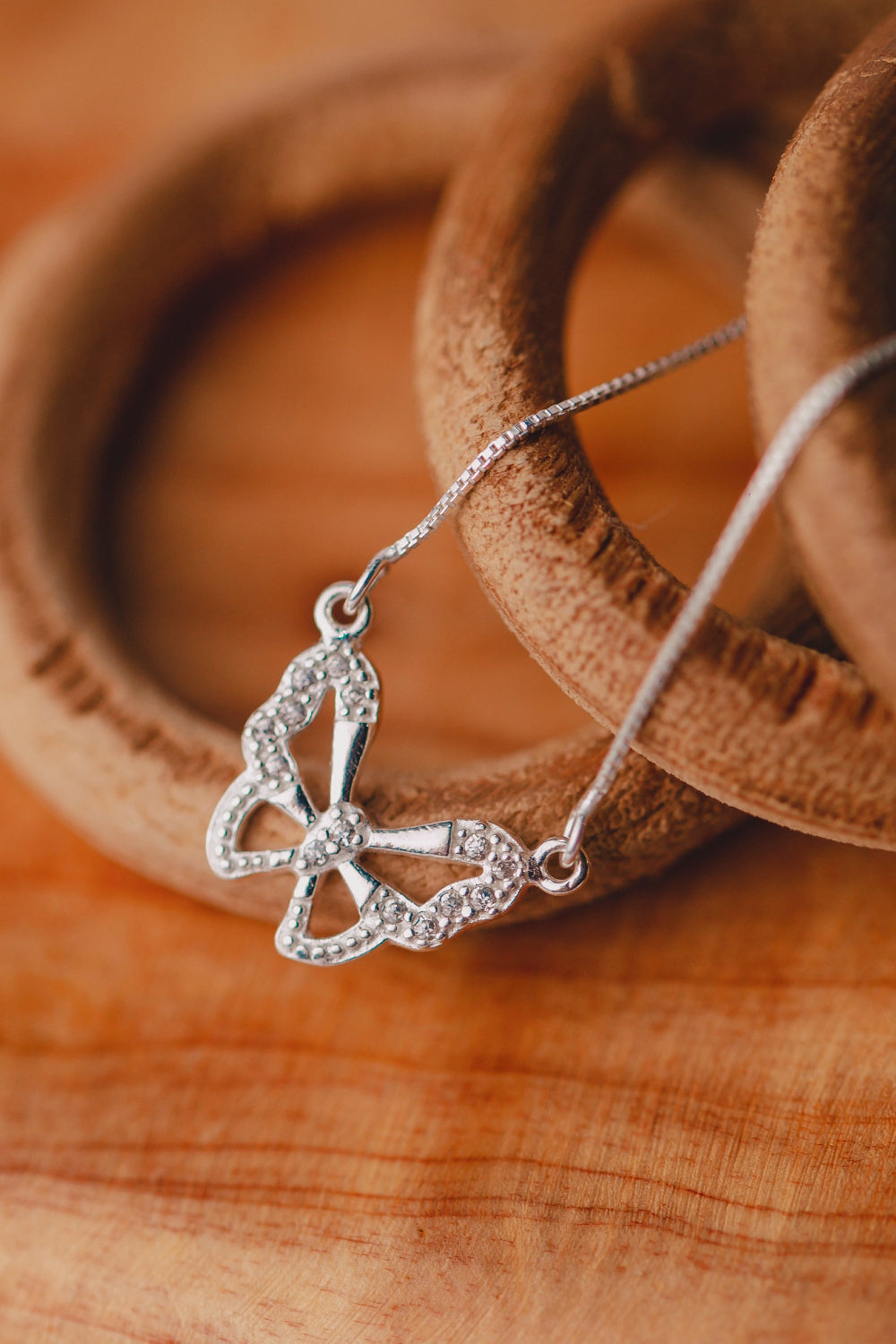 COLAR DE PRATA COM PINGENTE DE BORBOLETA CRAVEJADO DE ZIRCONIAS