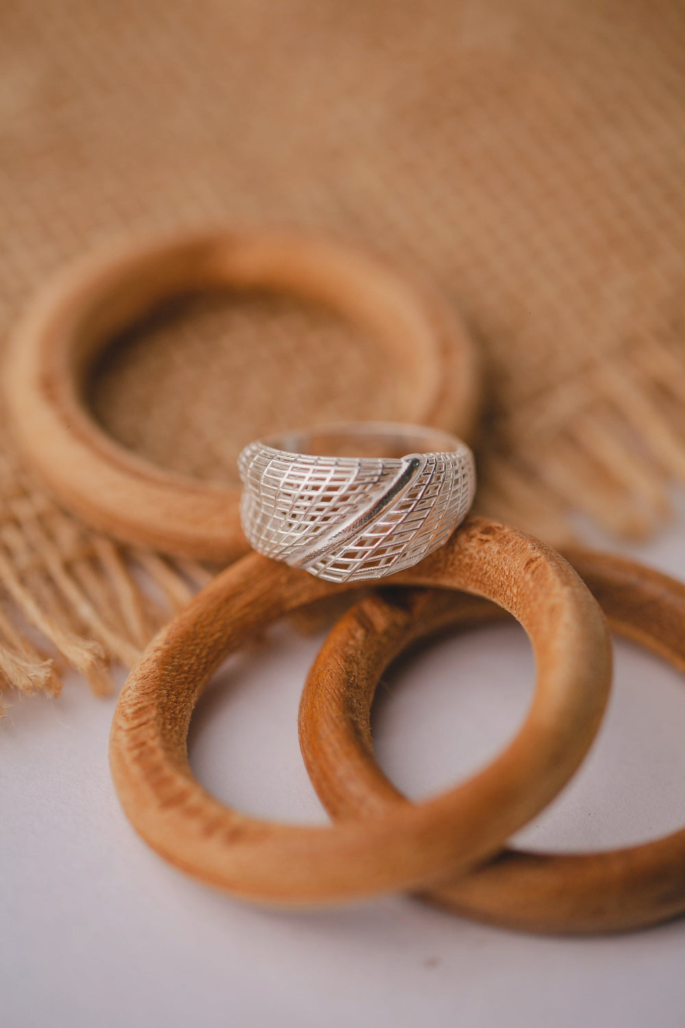 ANEL DE PRATA OVALADO VAZADO COM DETALHES