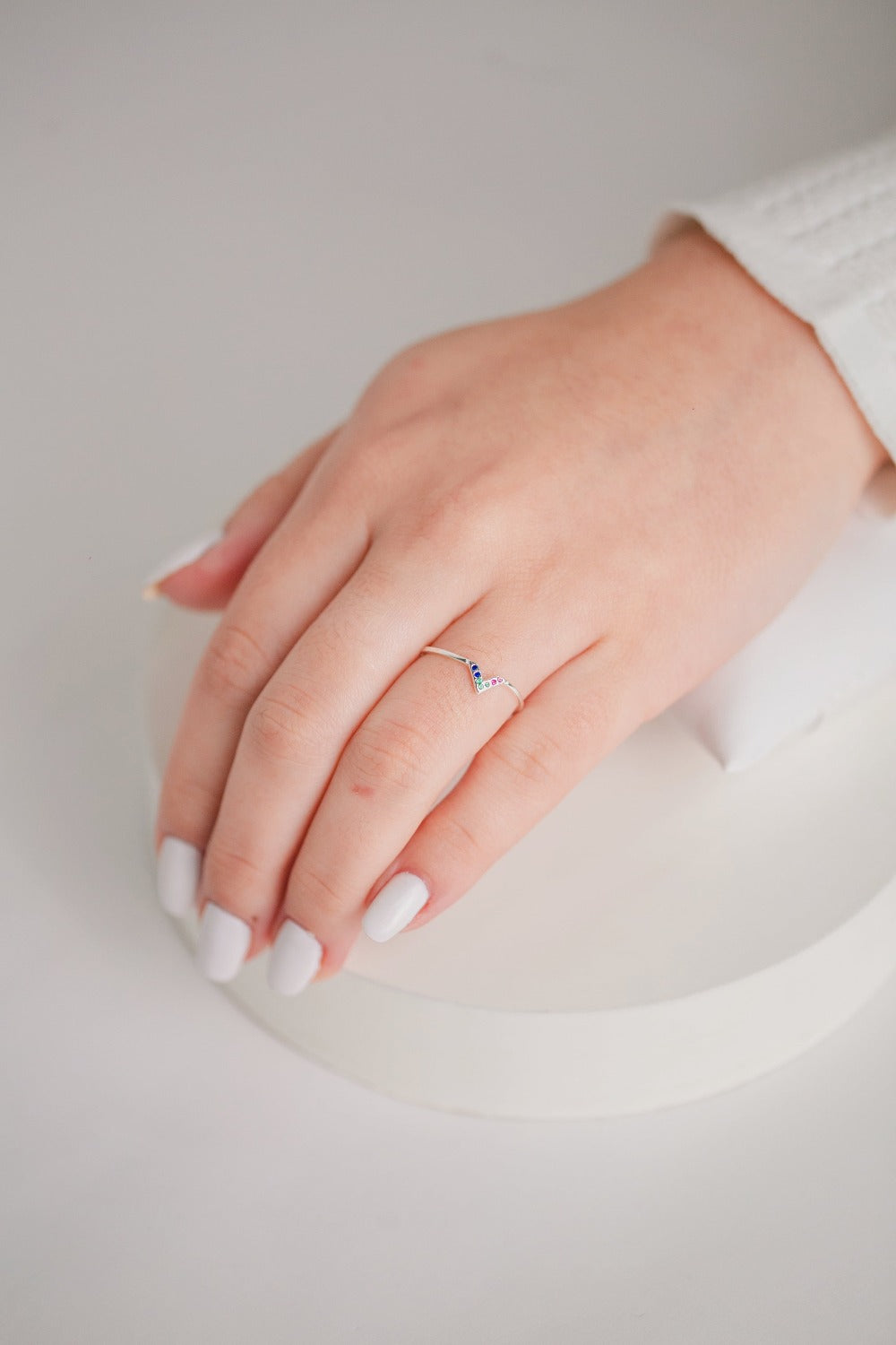 ANEL DE PRATA FORMATO V COM ZIRCÔNIA COLORIDA