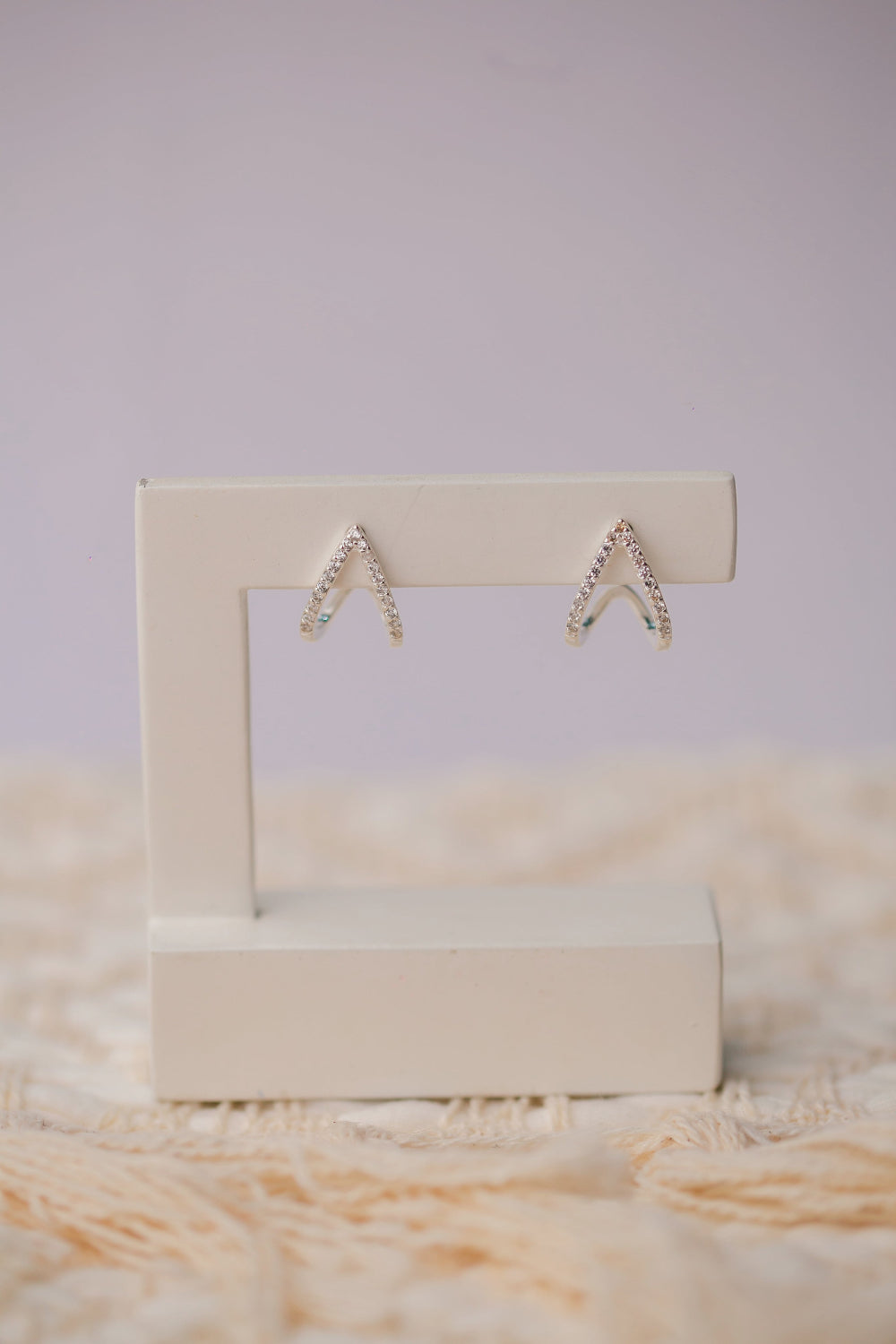 BRINCO DE PRATA 925 FORMATO V CRAVEJADO DE ZIRCONIAS