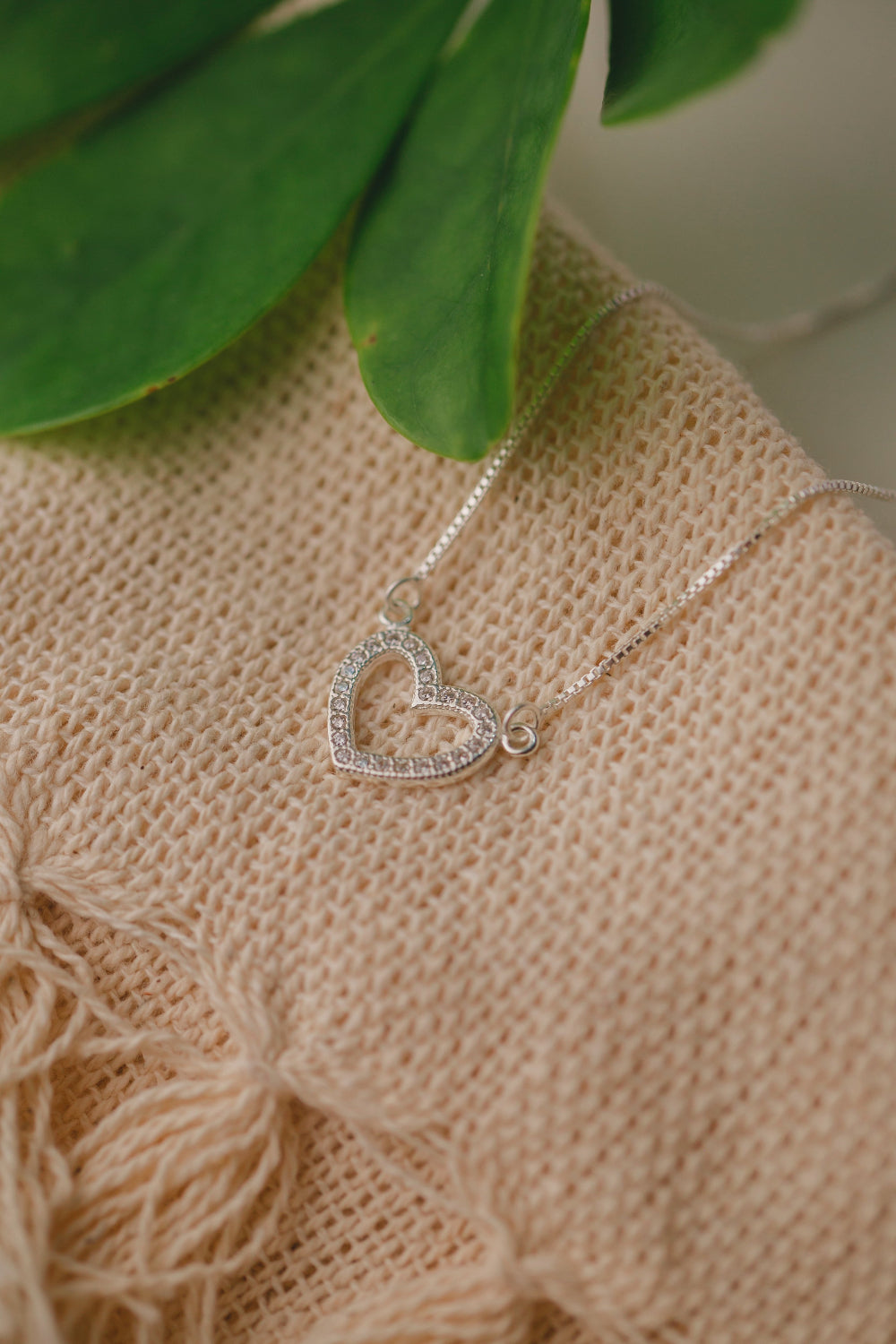 COLAR DE PRATA COM PINGENTE DE CORAÇÃO CRAVEJADO DE ZIRCONIAS
