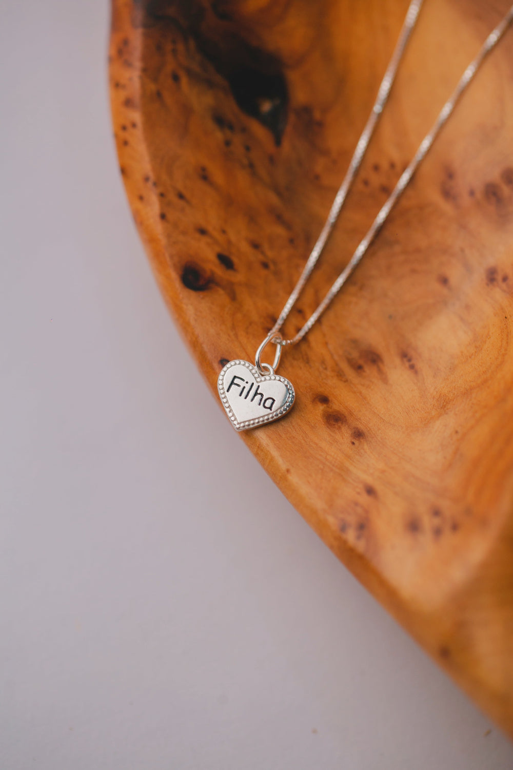 COLAR COM PINGENTE DE PRATA CORAÇÃO ESCRITO FILHA