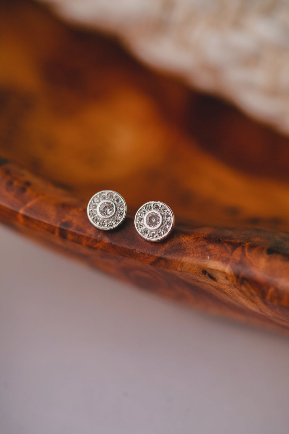 BRINCO DE PRATA 925 REDONDO CRAVEJADO DE ZIRCONIAS