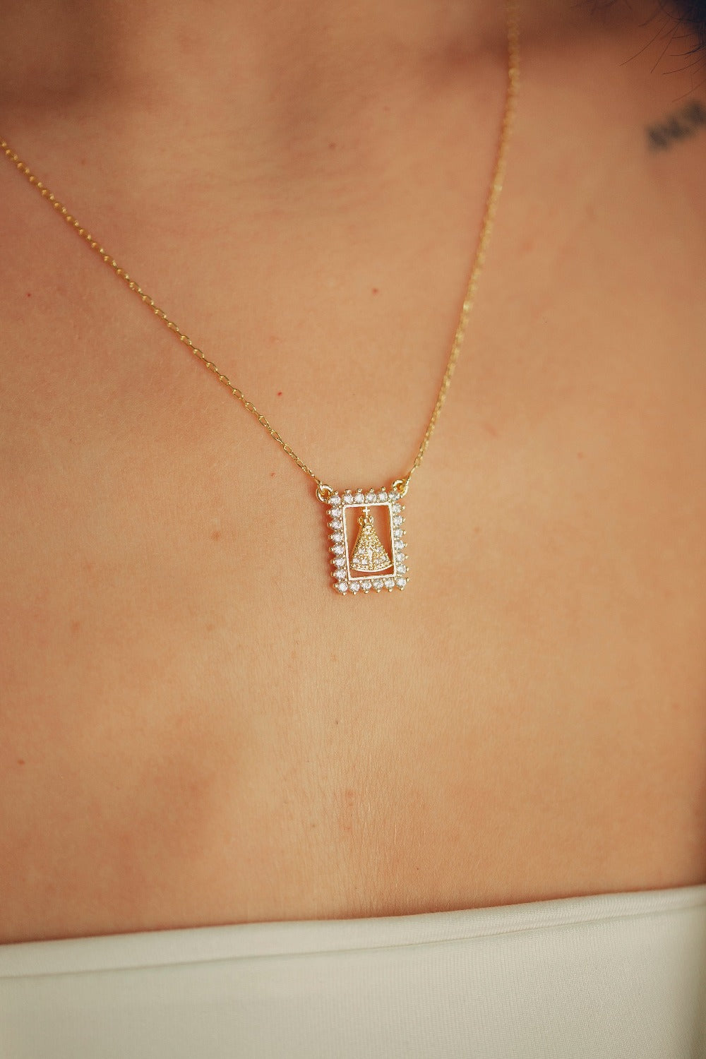 COLAR NOSSA SRA APARECIDA QUADRADA CRAVEJADA DE ZIRCONIAS FOLHEADO A OURO 18K