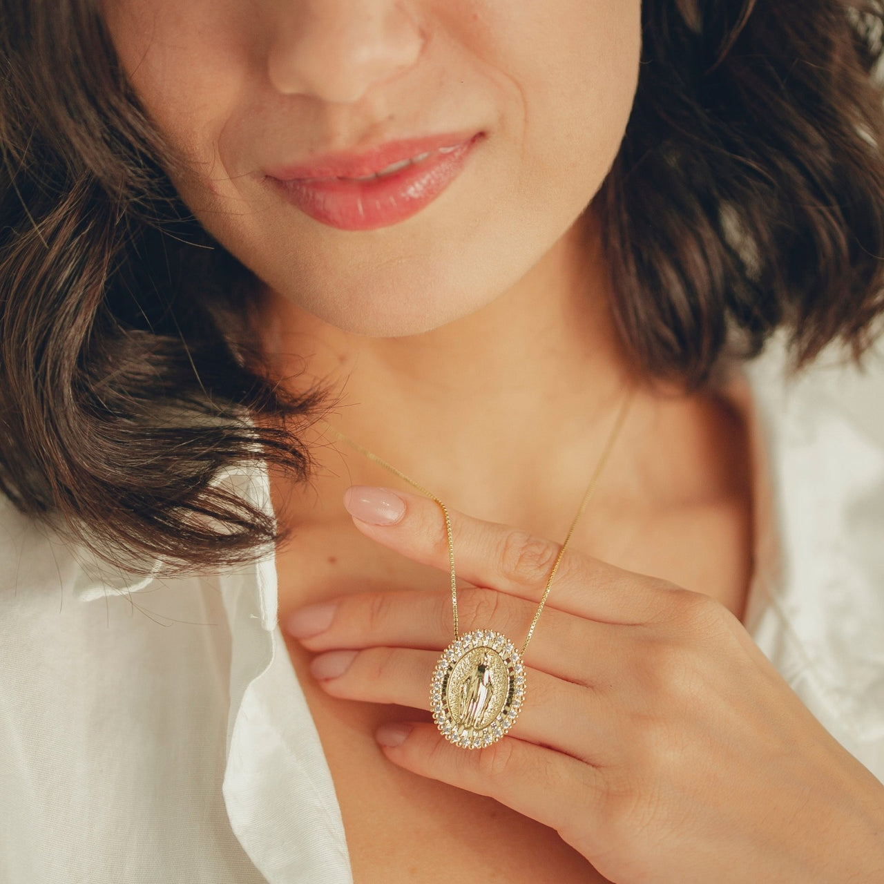 COLAR NOSSA SRA MILAGROSA CRAVEJADA DE ZIRCONIAS FOLHEADO A OURO 18K