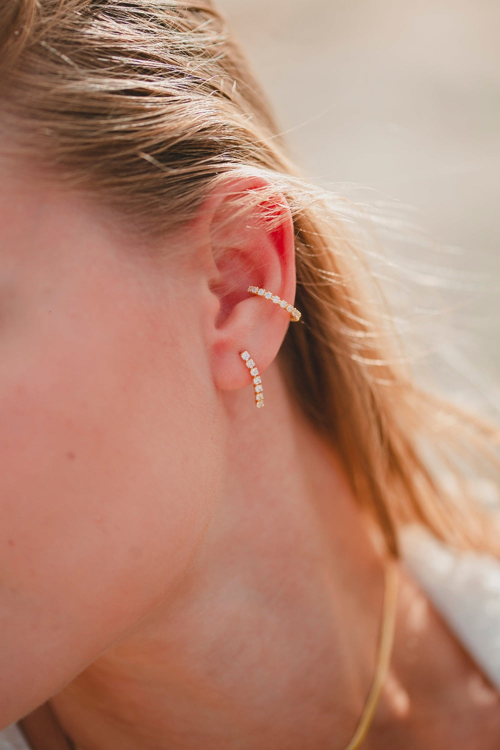 BRINCO PIERCING CRAVEJADO DE ZIRCONIAS REDONDAS FOLHEADO A OURO 18K