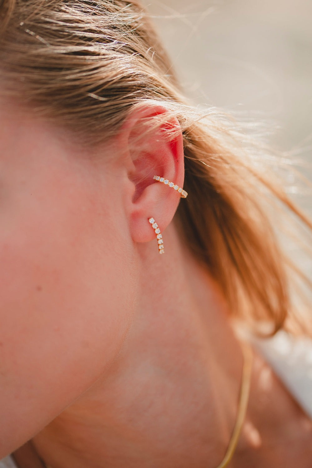 BRINCO COM 7 ZIRCONIAS FOLHEADO A OURO 18K