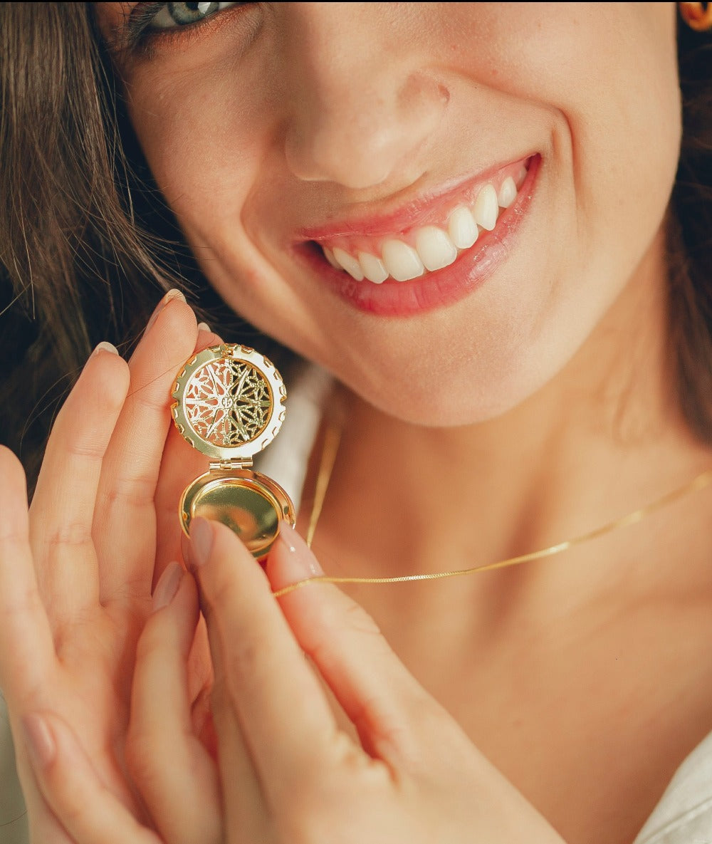 COLAR RELICARIO REDONDO VASADO GRANDE FOLHEADO A OURO 18K