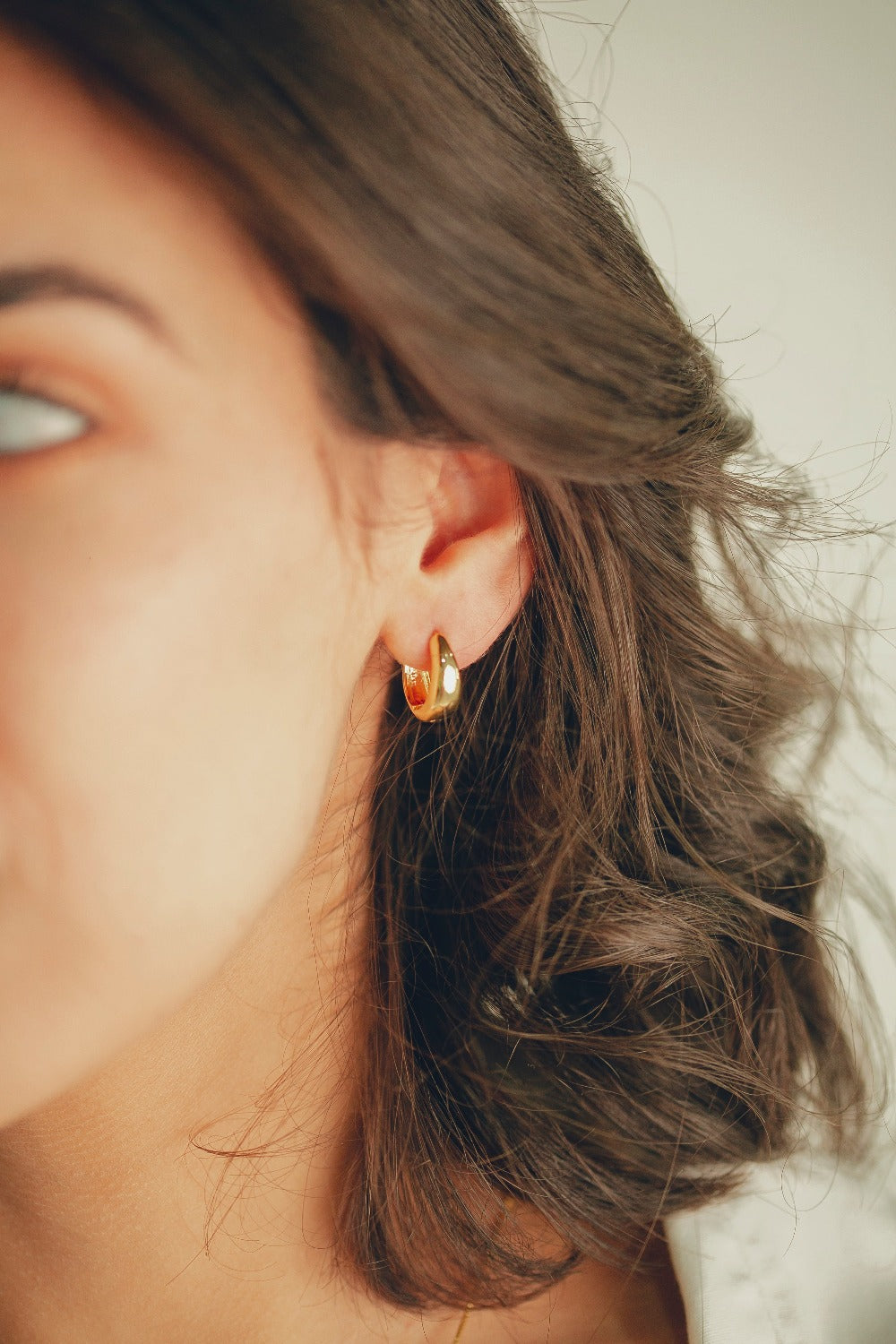 BRINCO DE ARGOLA GRANDE LISA FOLHEADO A OURO 18K