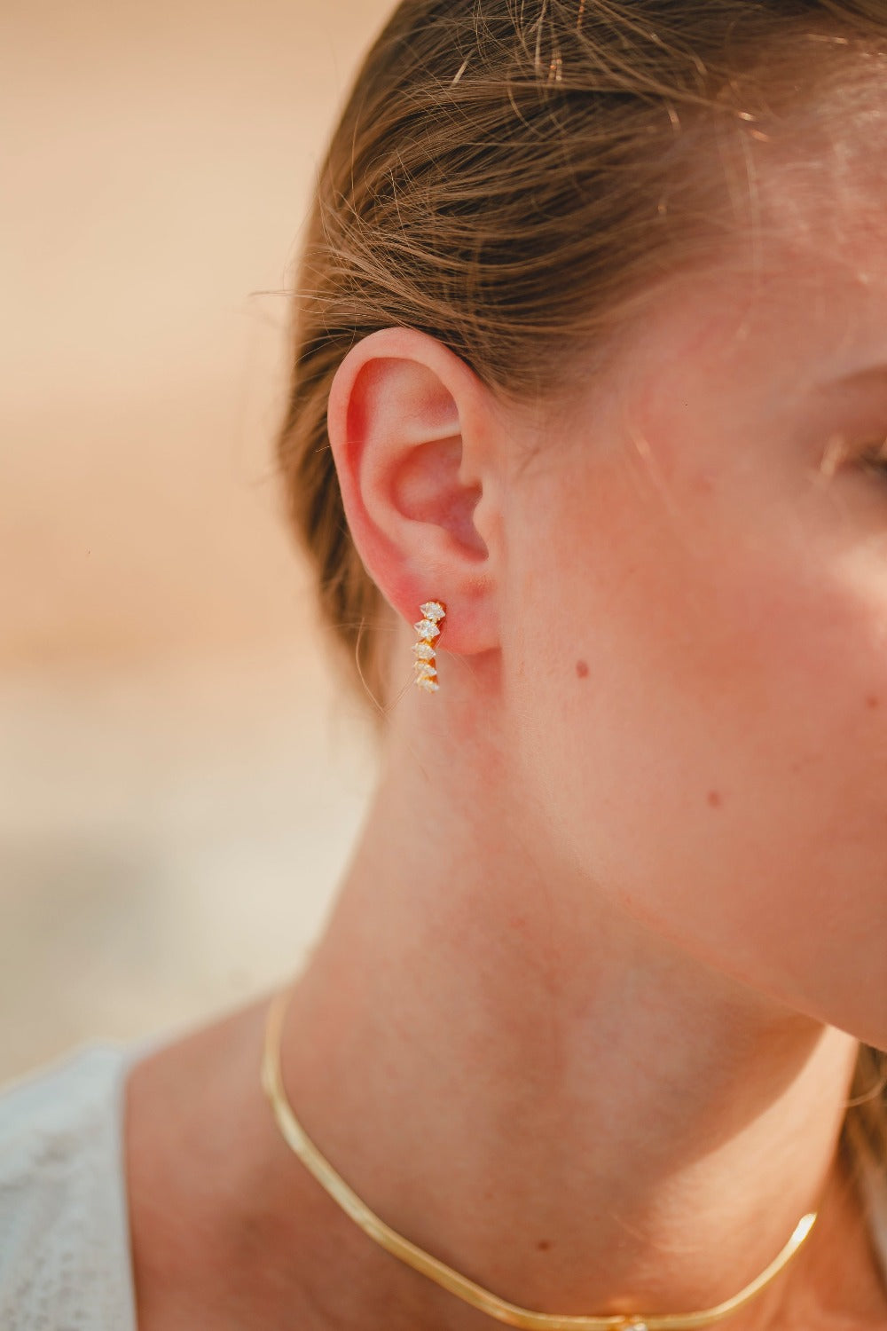 BRINCO DE ZIRCONIAS NAVETES FOLHEADA A OURO 18K